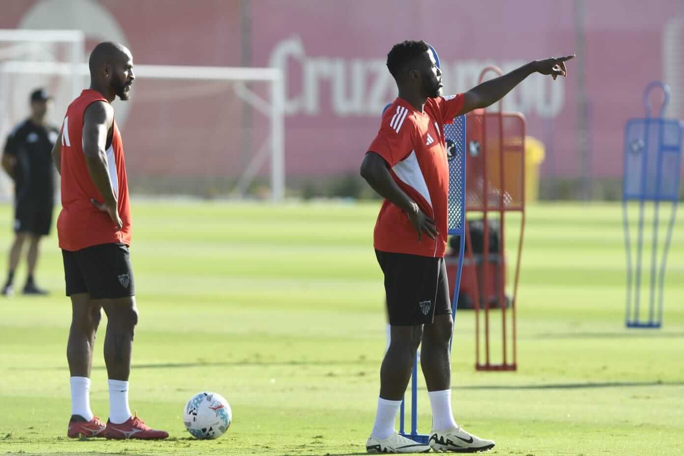  Kelechi Iheanacho y Marcao, durante la sesión del jueves.