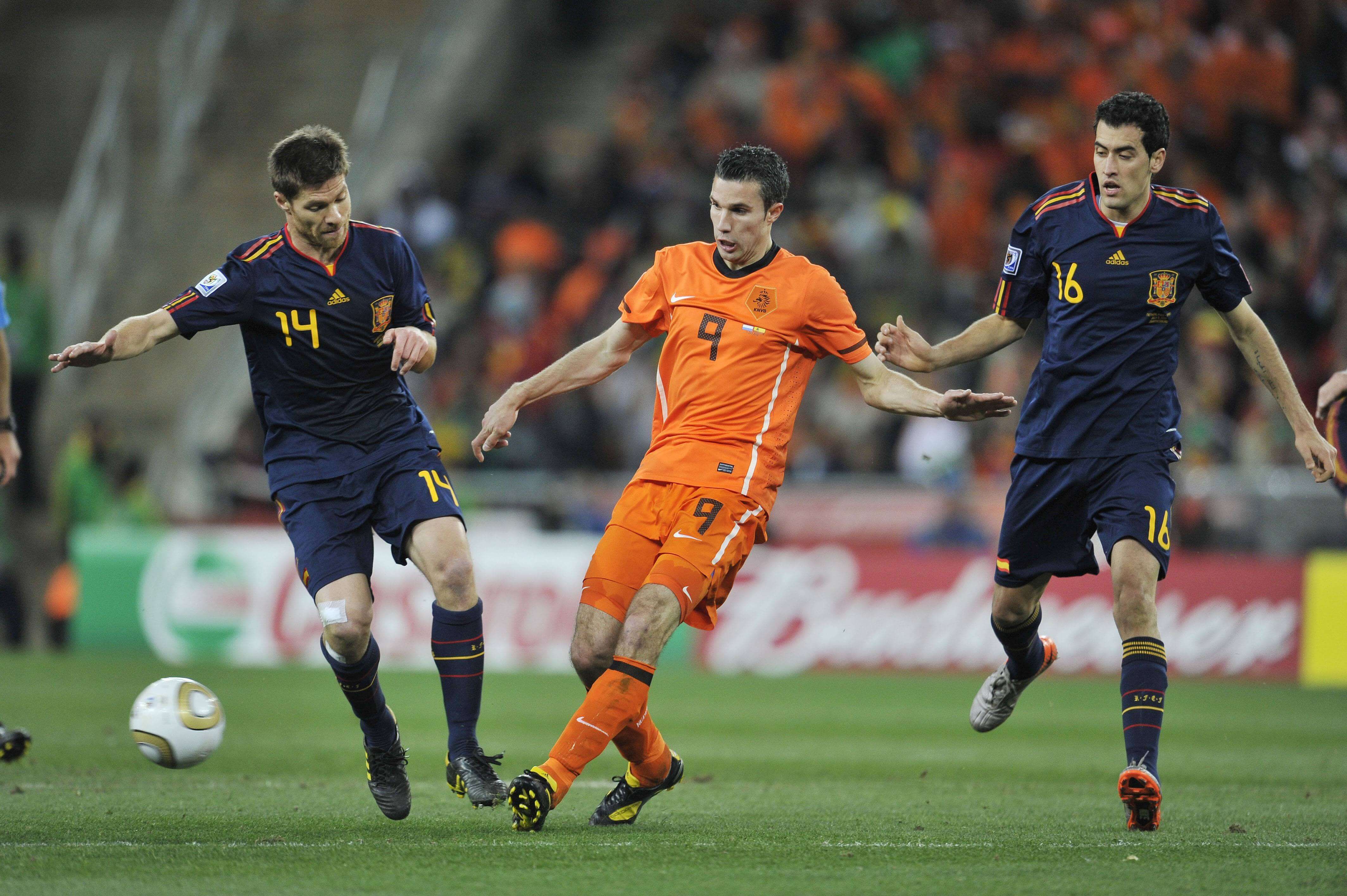 Xabi Alonso y Sergio Busquets en la final del Mundial 2010 (Fuente: Cordon Press)