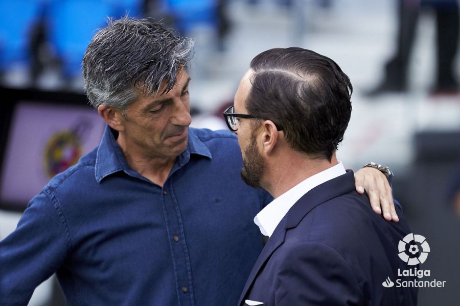 Imanol saluda a Bordalás antes del inicio del partido.