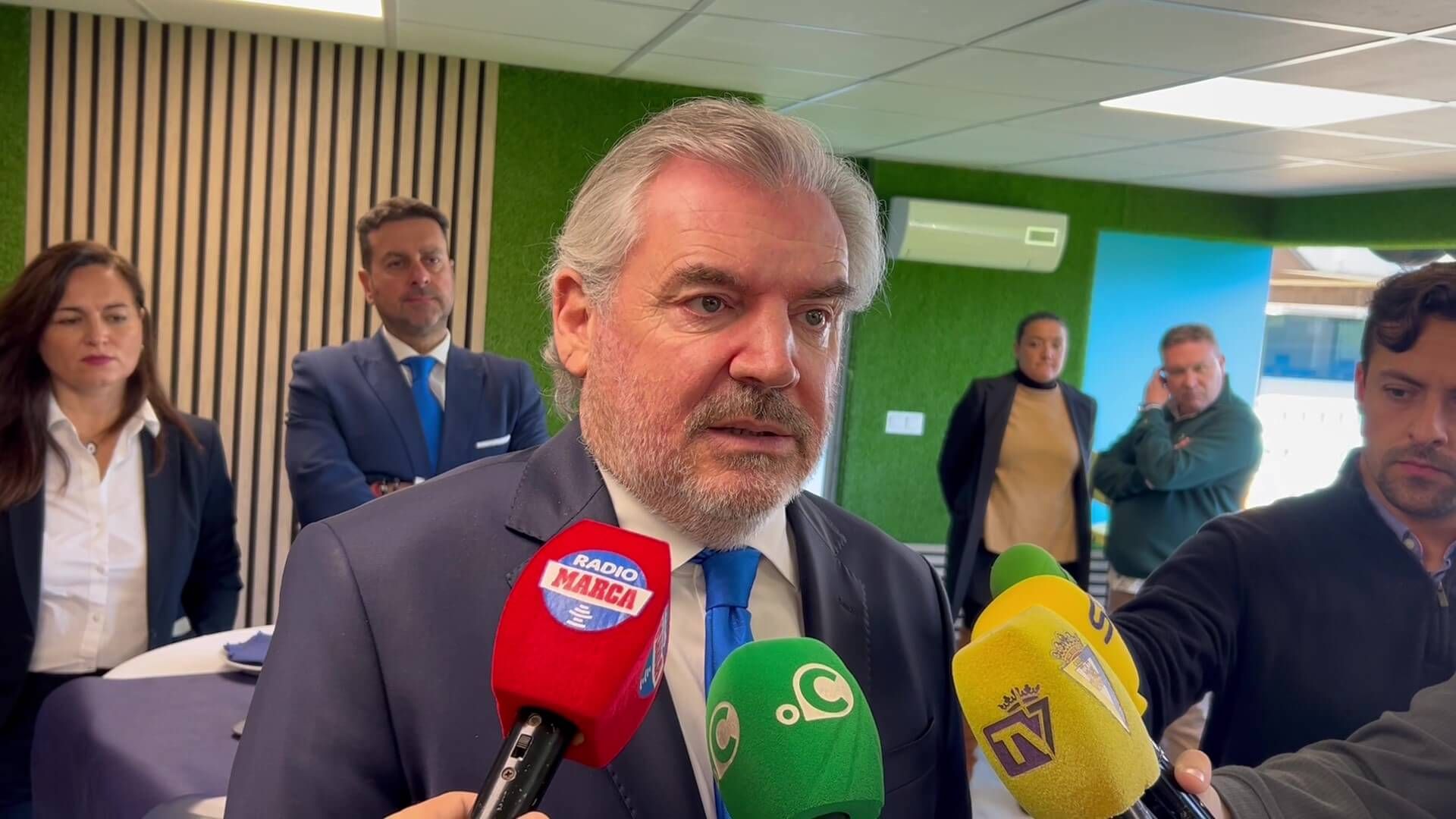 Manuel Vizcaíno atiende a los medios.