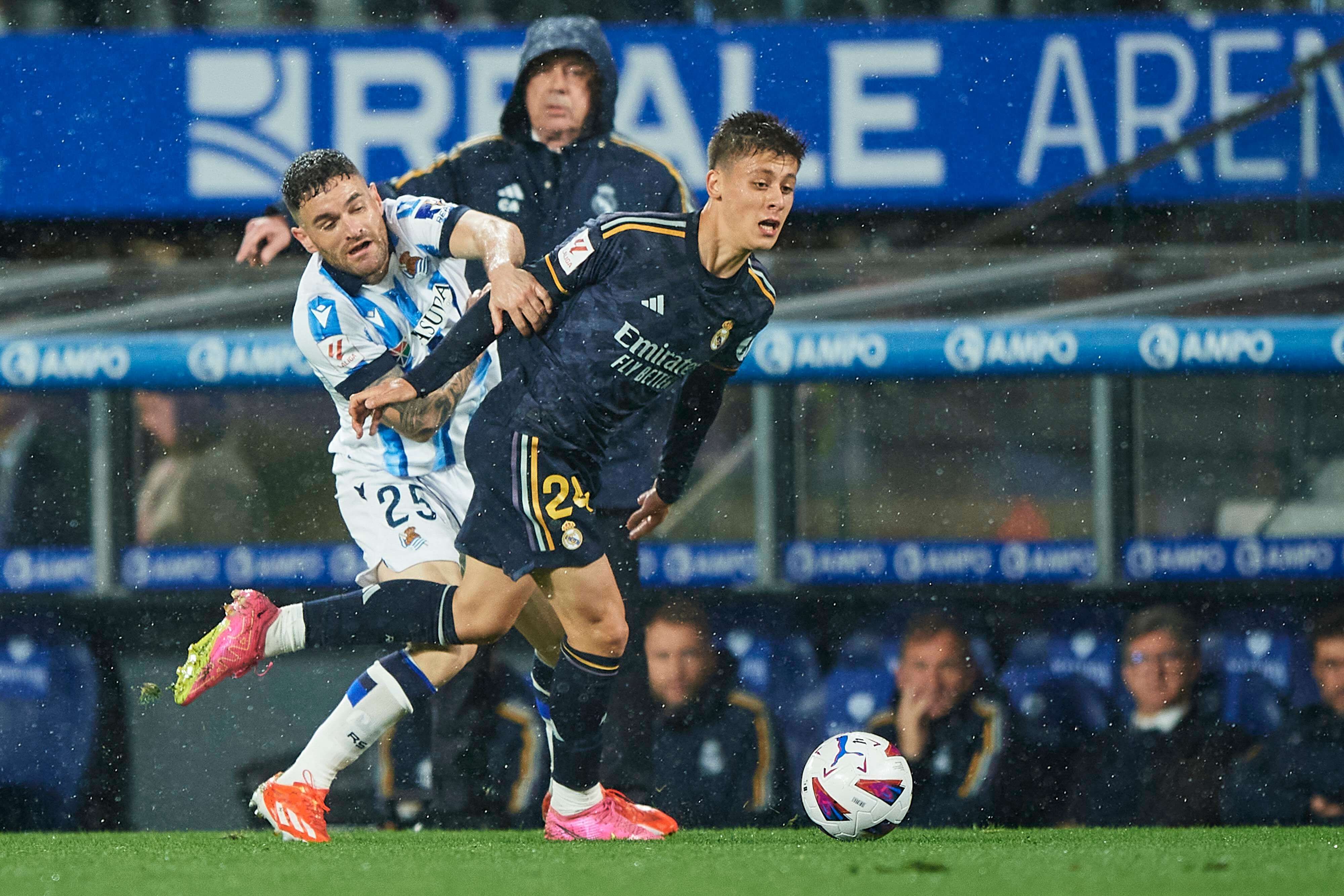  Arda Güler pelea un balón en el Real Sociedad-Real Madrid.