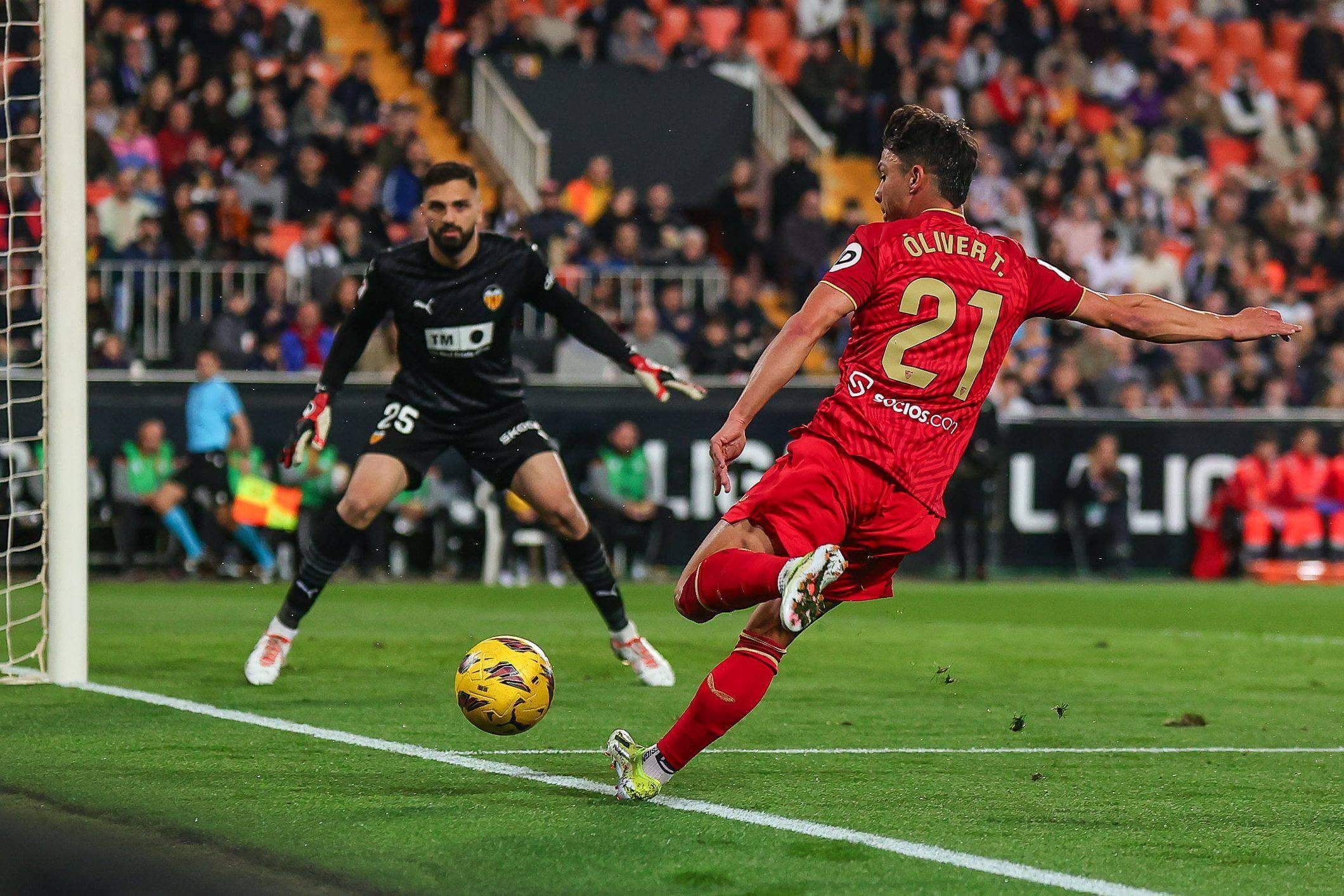 Óliver Torres, en Mestalla.