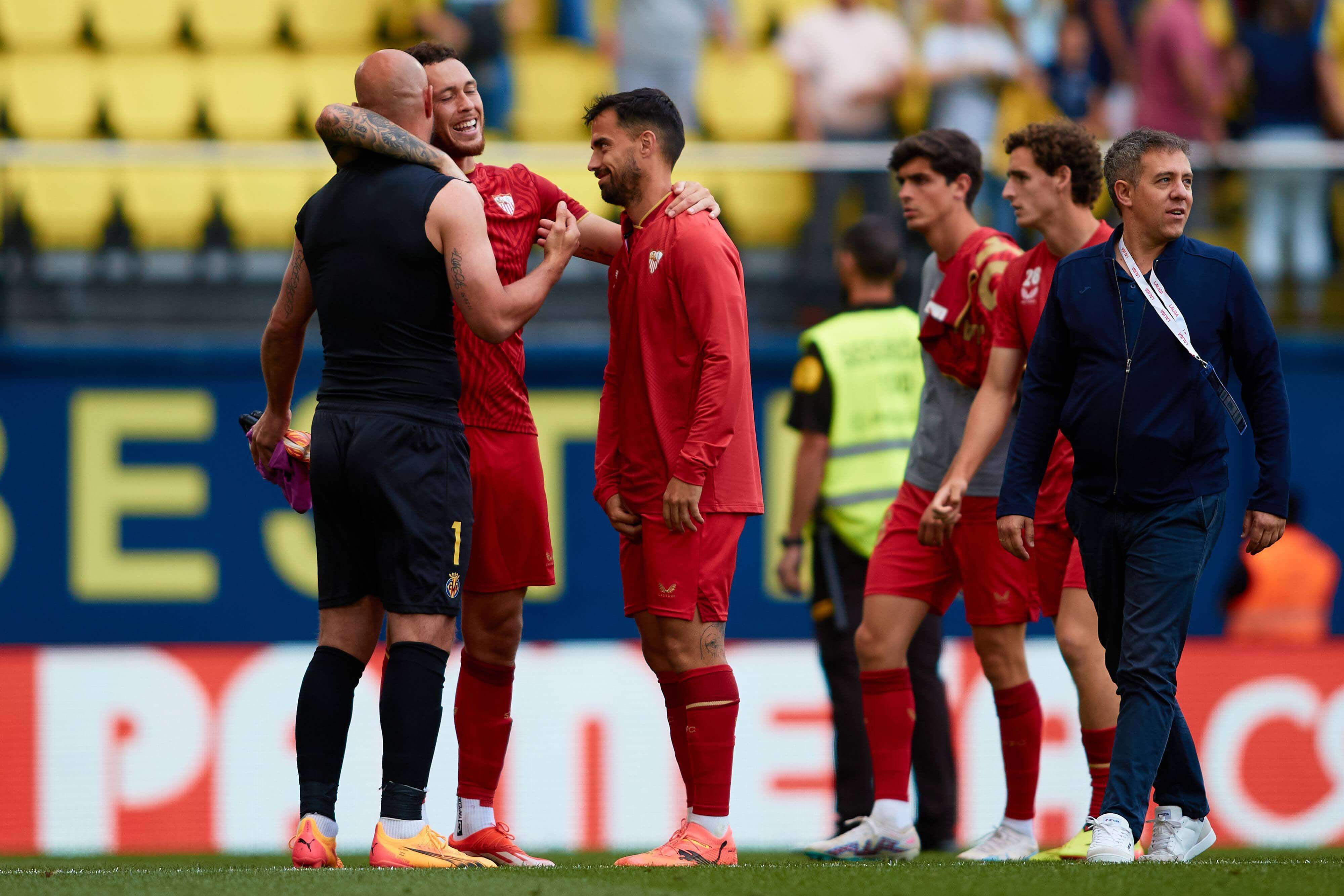  Ocampos, charlando con Pepe Reina.