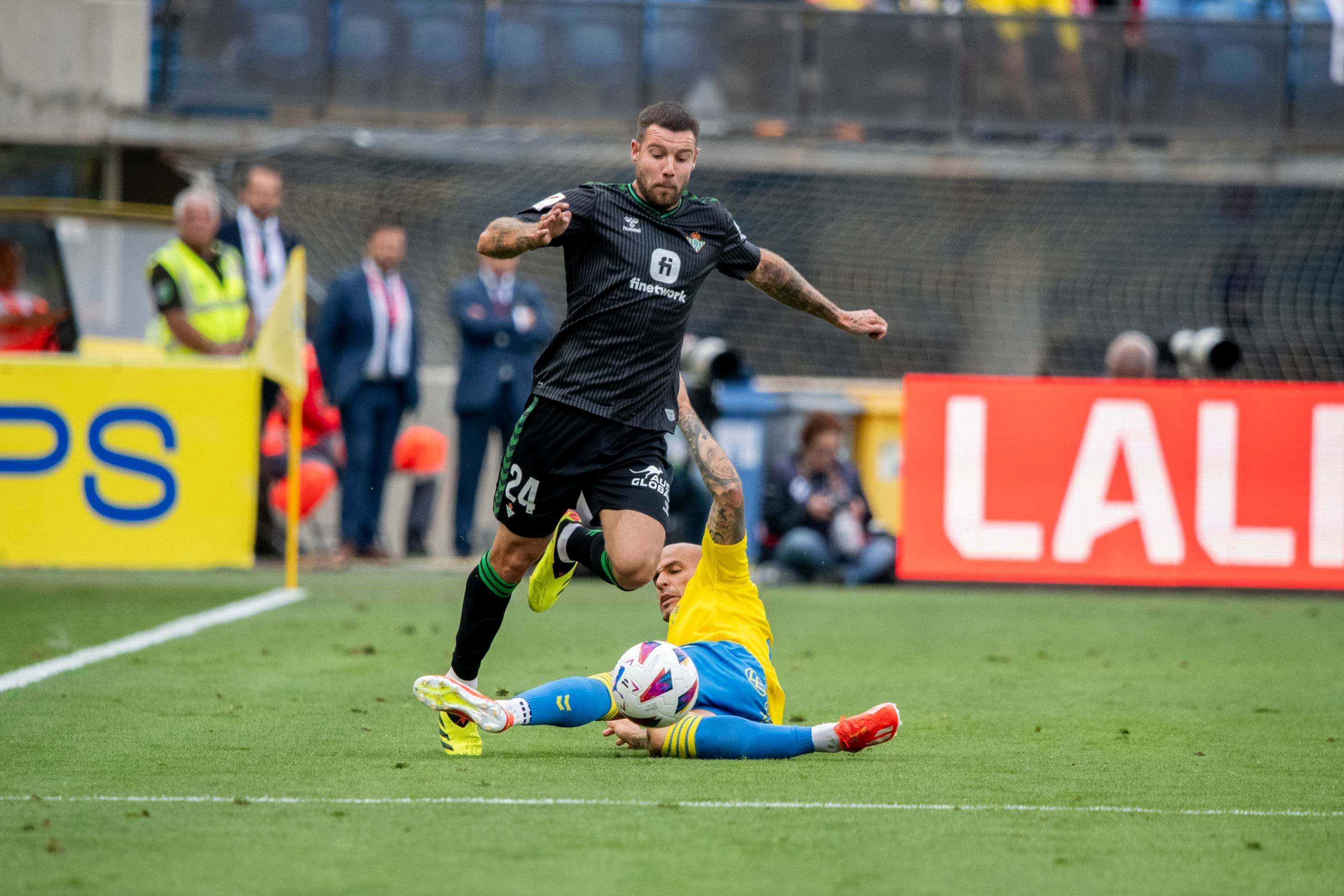 Aitor Ruibal en una acción con Sandro (foto: Cordón Press).