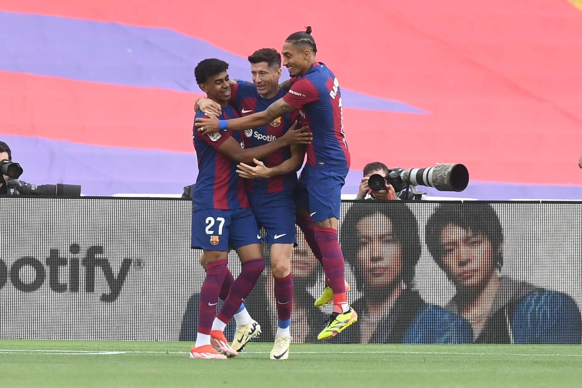 Los jugadores del Barcelona celebran el gol de Lewandowski (FOTO: Cordón Press).