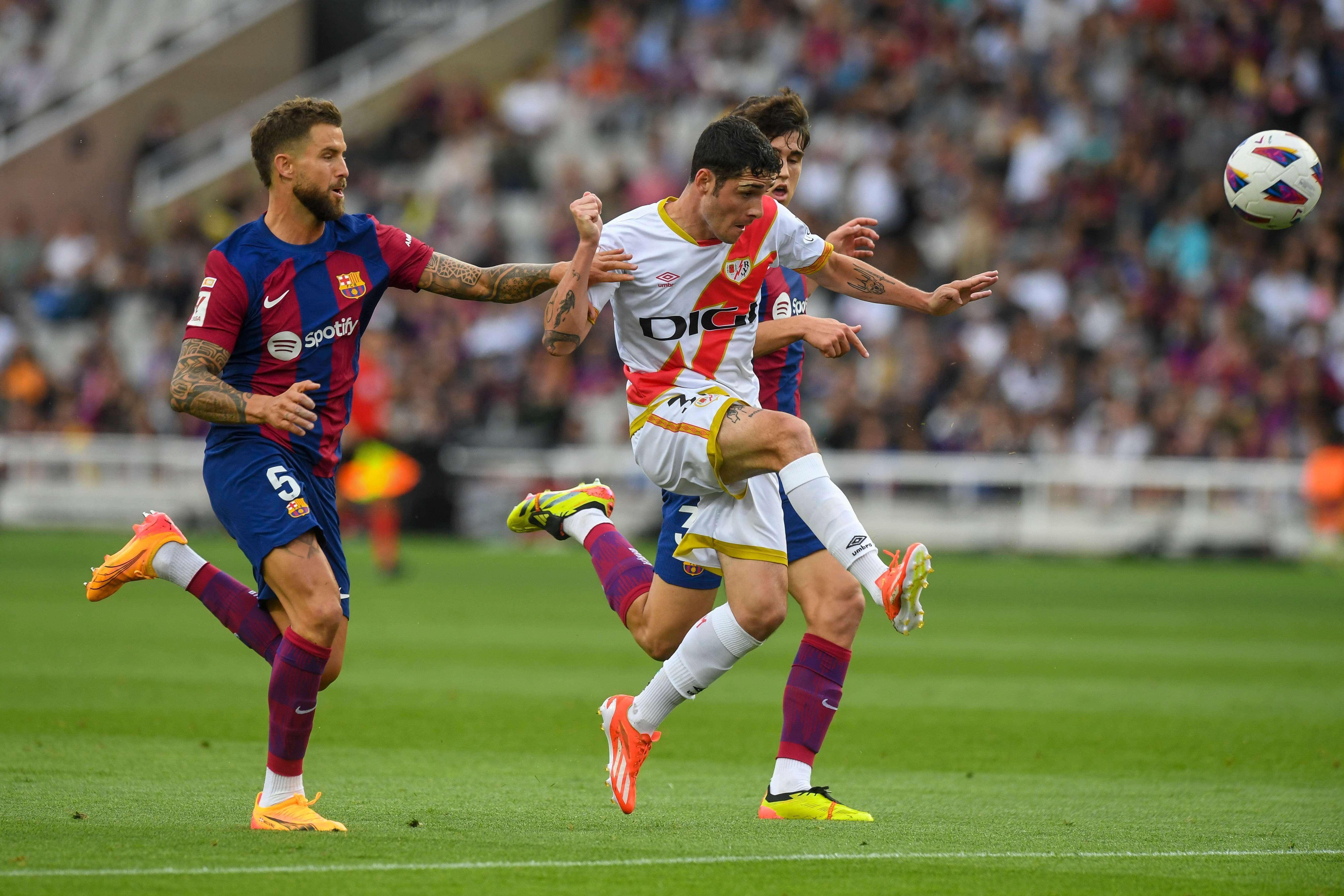  Sergio Camello controla el balón ante Íñigo Martínez y Cubarsí en el Barcelona-Rayo Vallecano