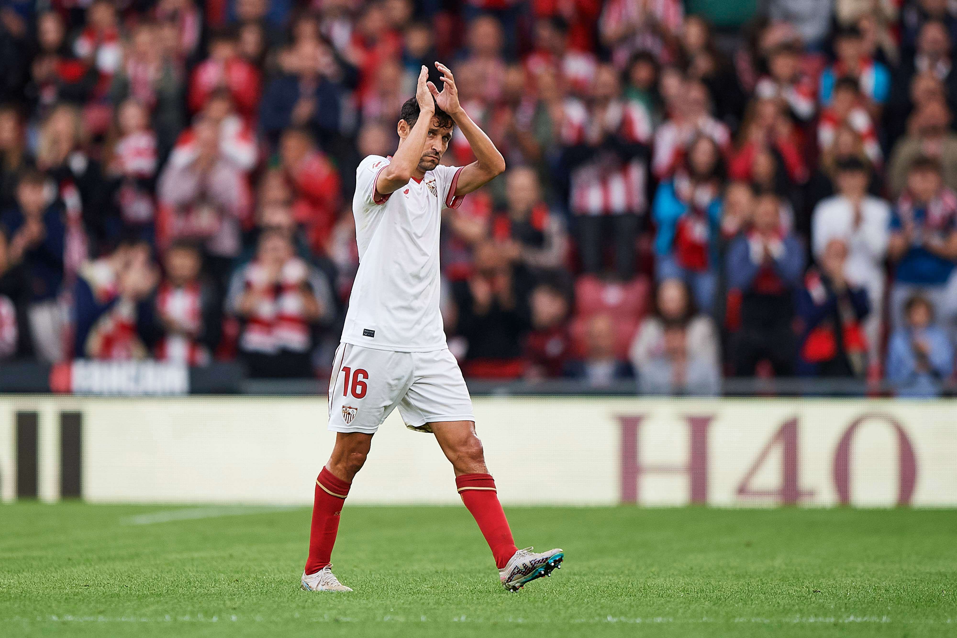 Jesús Navas se marcha aplaudiendo a San Mamés.