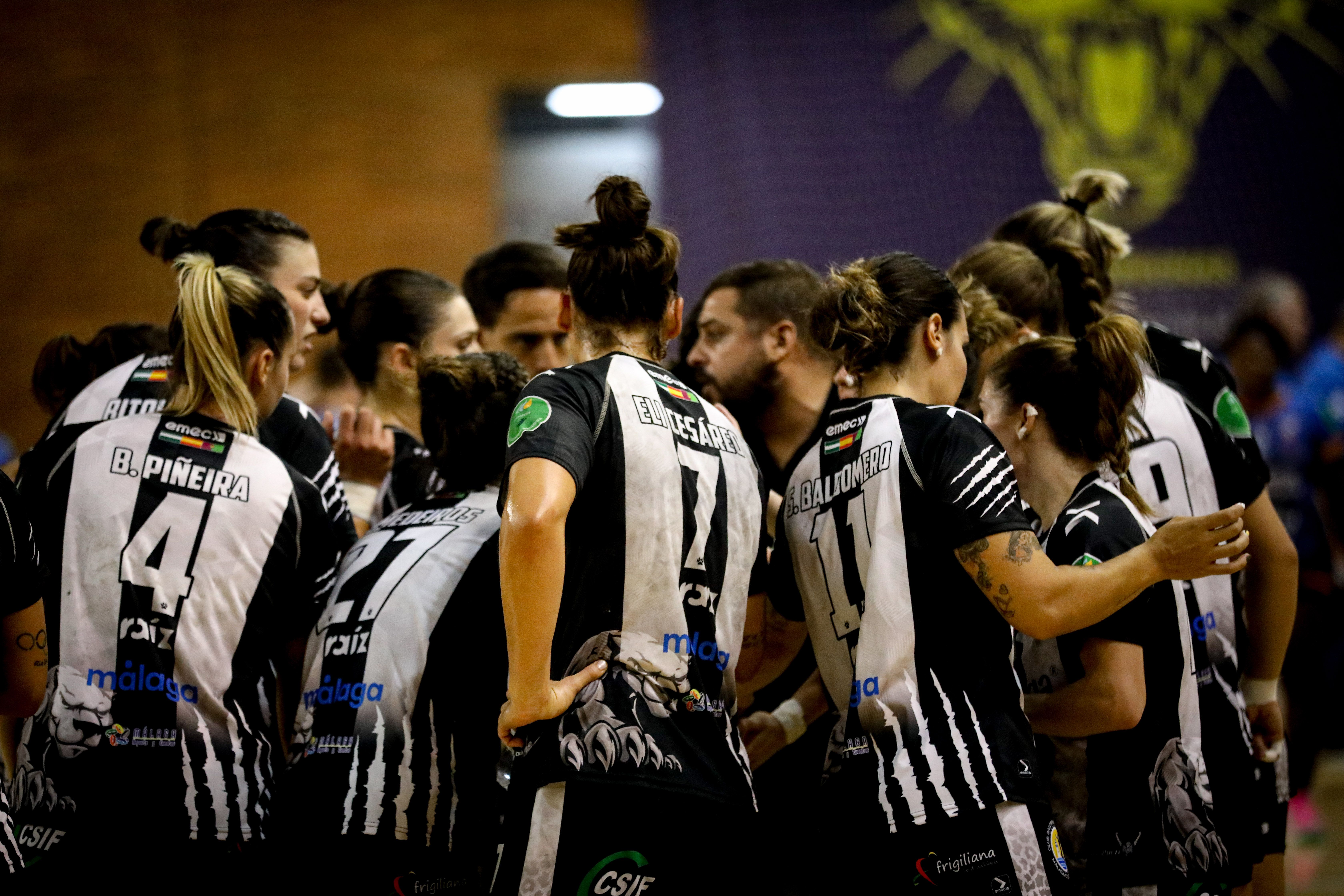  Las Panteras del equipo malagueño, una piña para atender las instrucciones del entrenador..