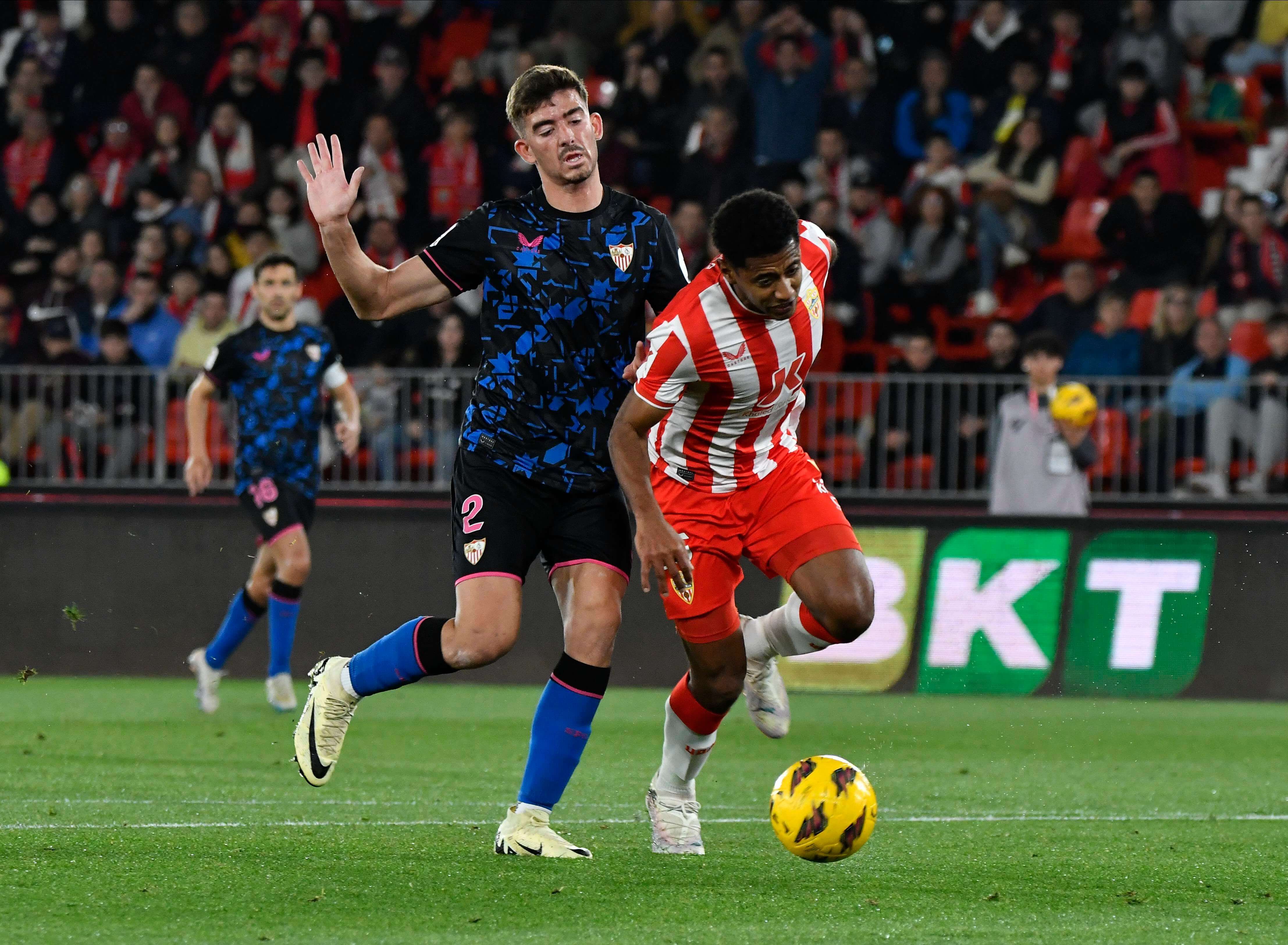  Kike Salas, ante el Almería.