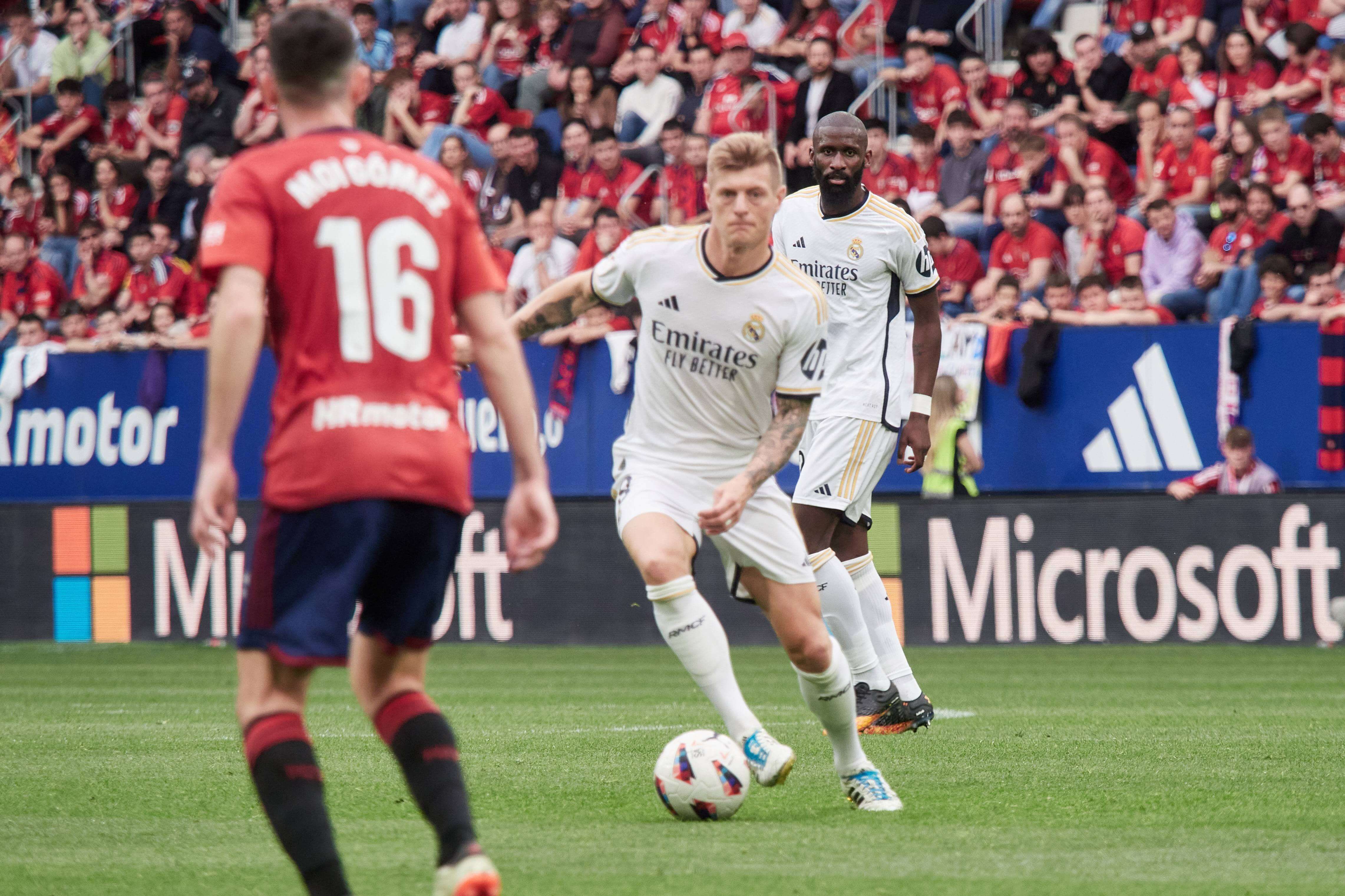  Toni Kroos conduce el balón en el Osasuna-Real Madrid (FOTO: Cordón Press).