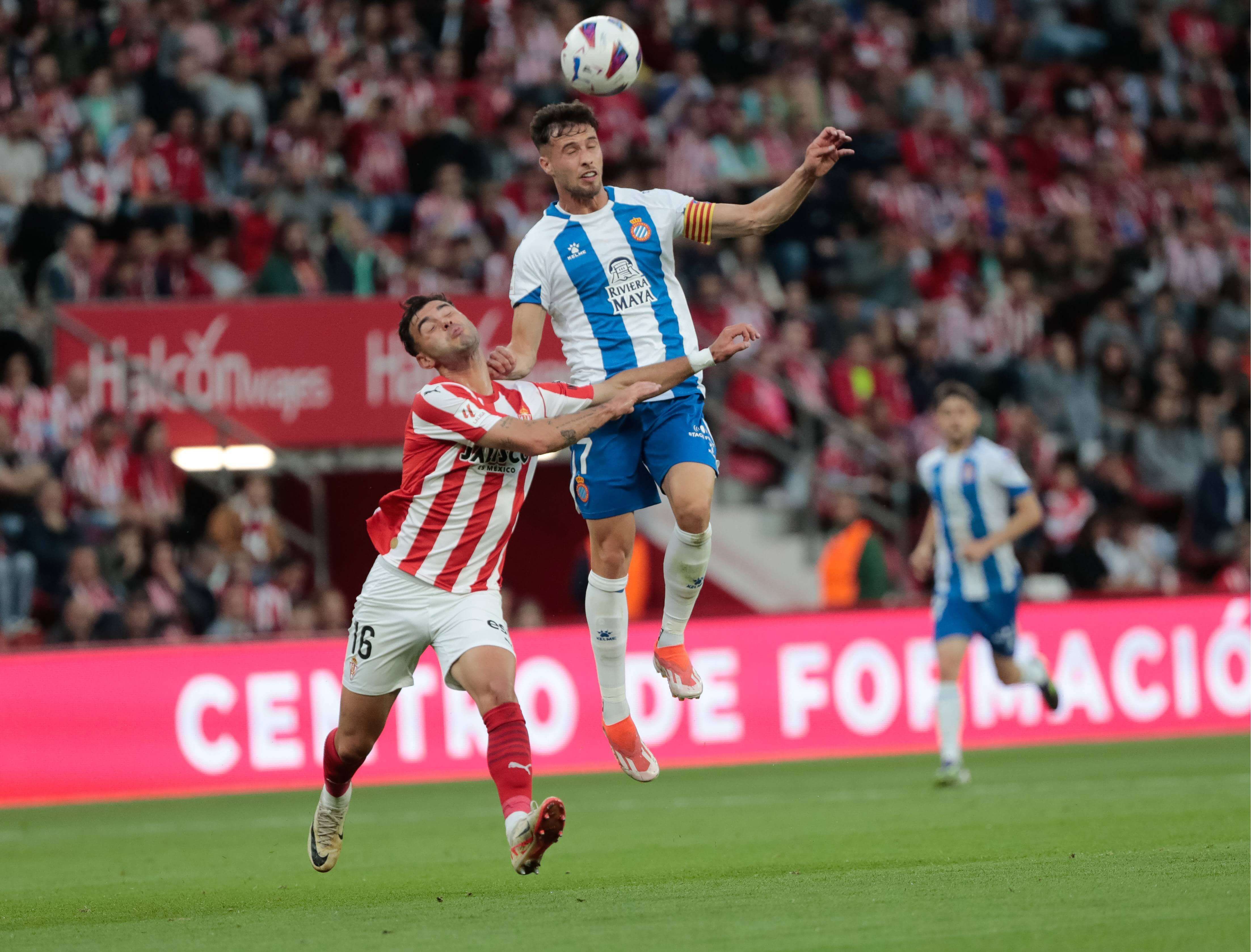 Diego Sánchez pelea por un balón durante las semis del playoff