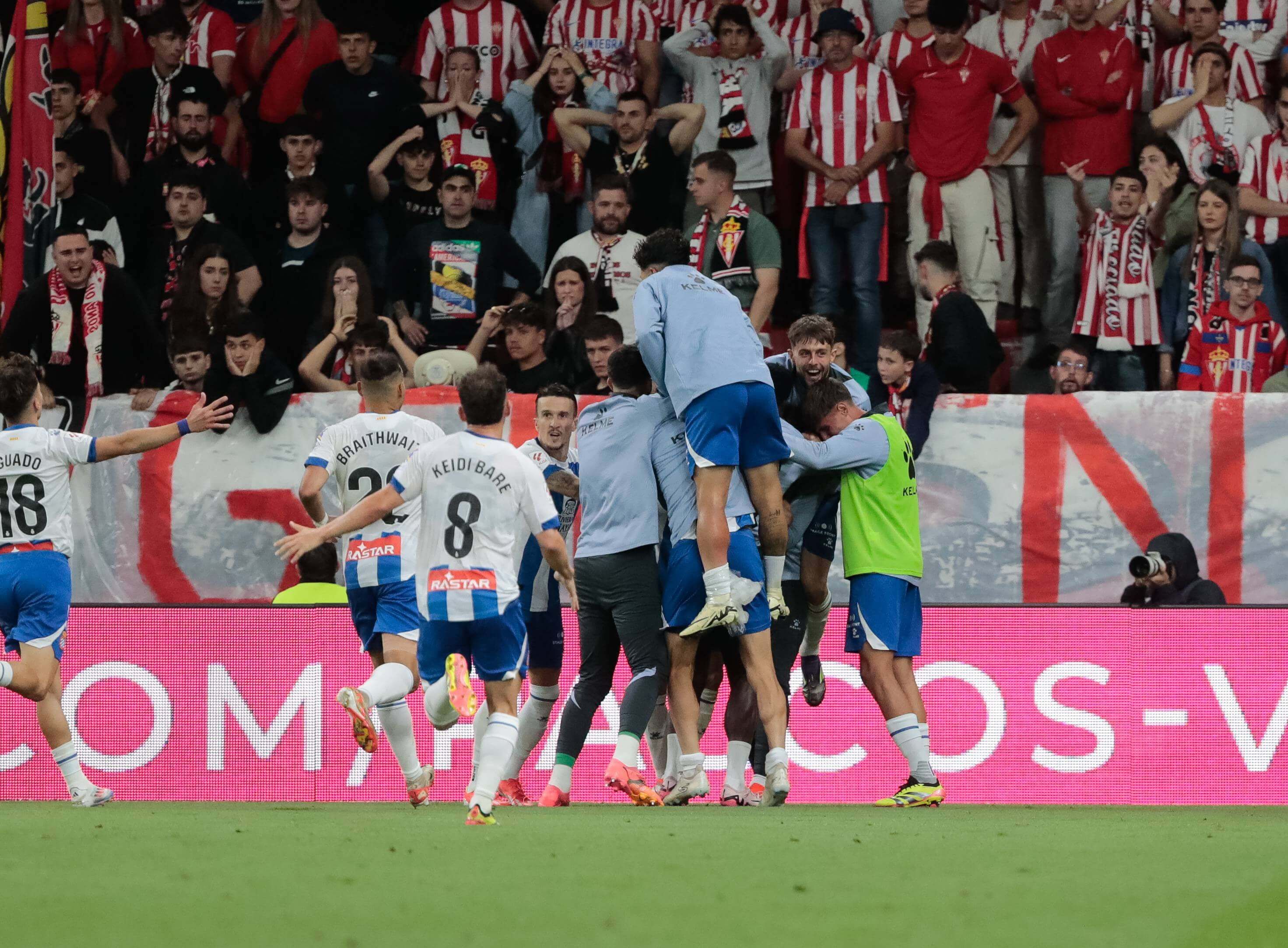 Los jugadores del Espanyol celebran el gol de Puado