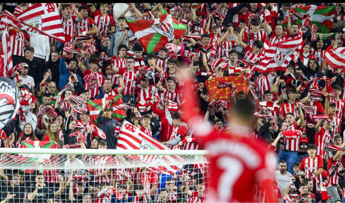  Festejo de Alex Berenguer con la grada en el derbi vasco ante la Real Sociedad en San Mamés
