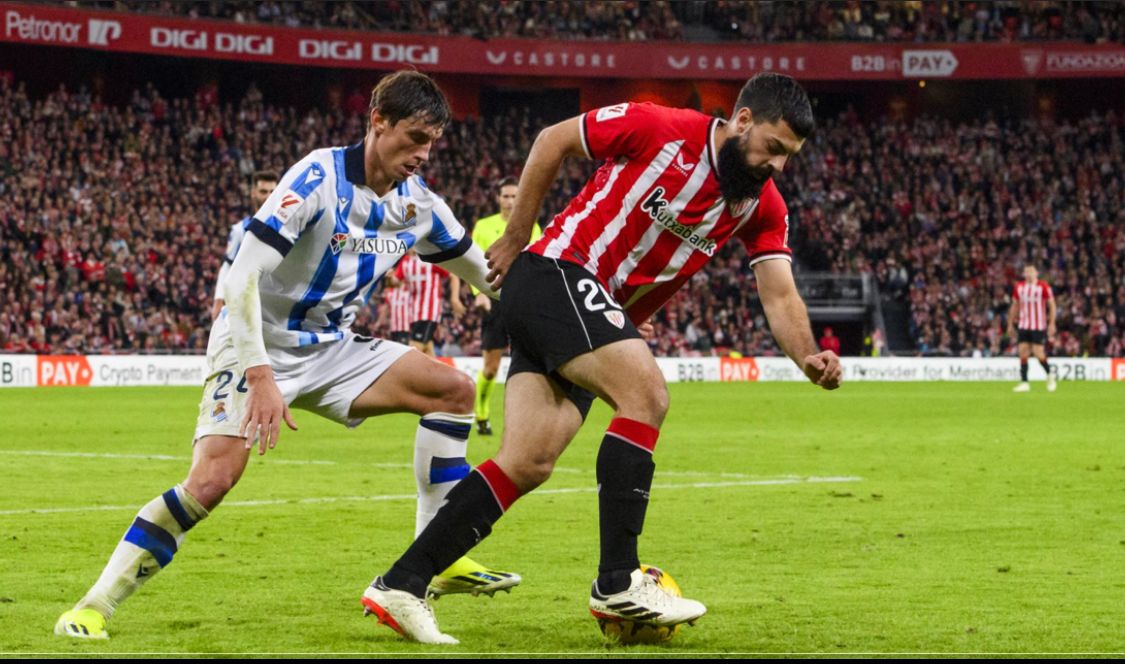 Asier Villalibre se faja en el derbi ante la Real en San Mamés.