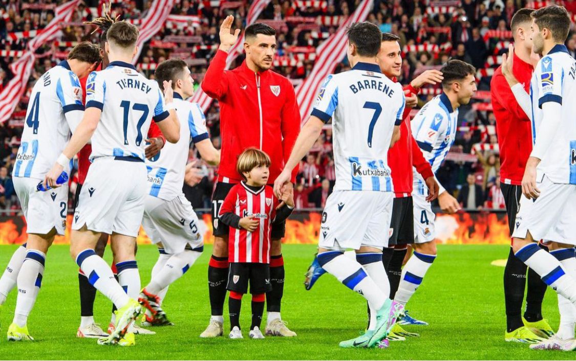  Yuri Berchiche y Ander Barrenetxea en el pasamanos previo del derbi de San Mamés (Foto: Athletic C