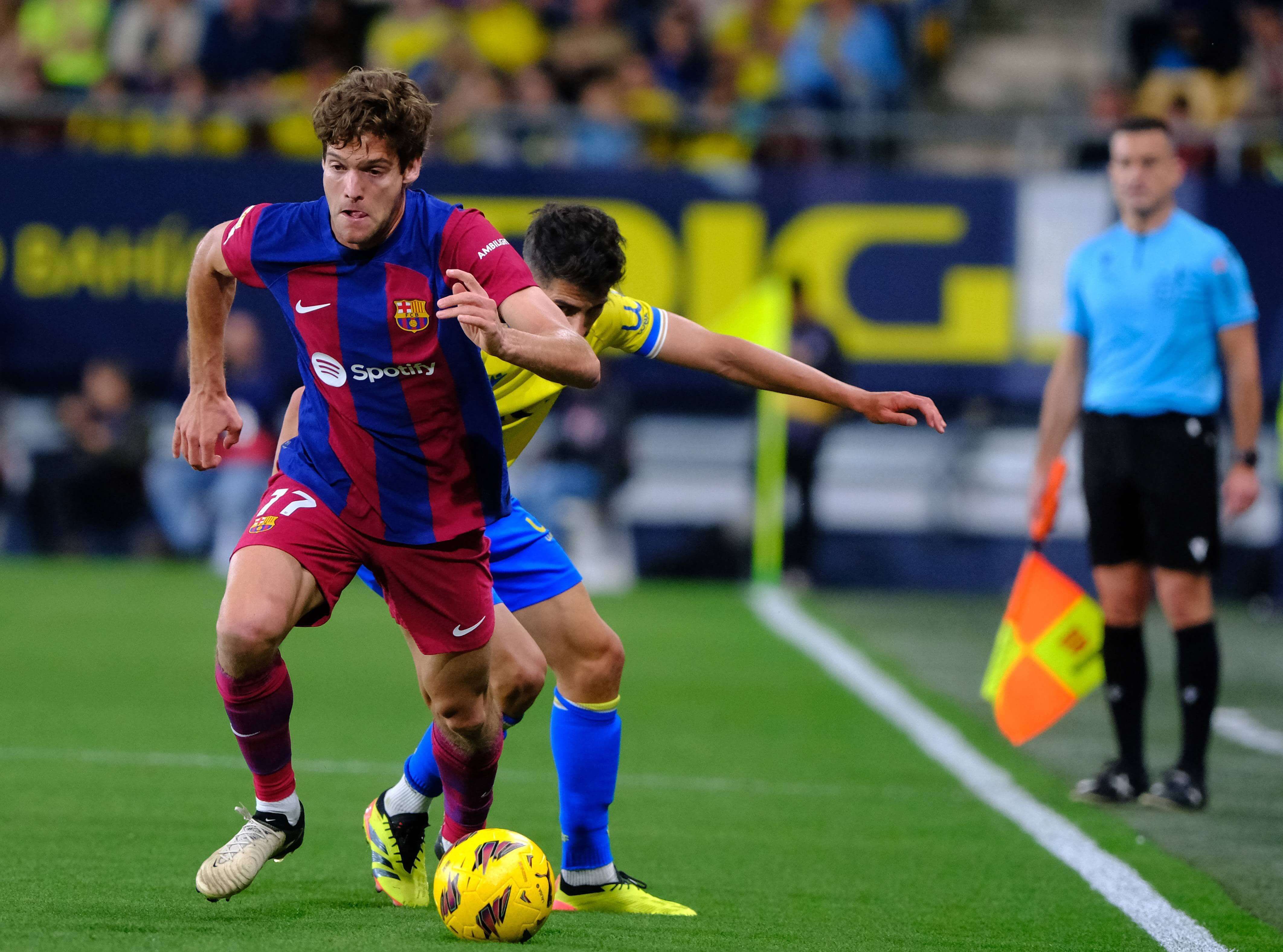 Marcos Alonso protege un balón en el Cádiz-Barcelona.