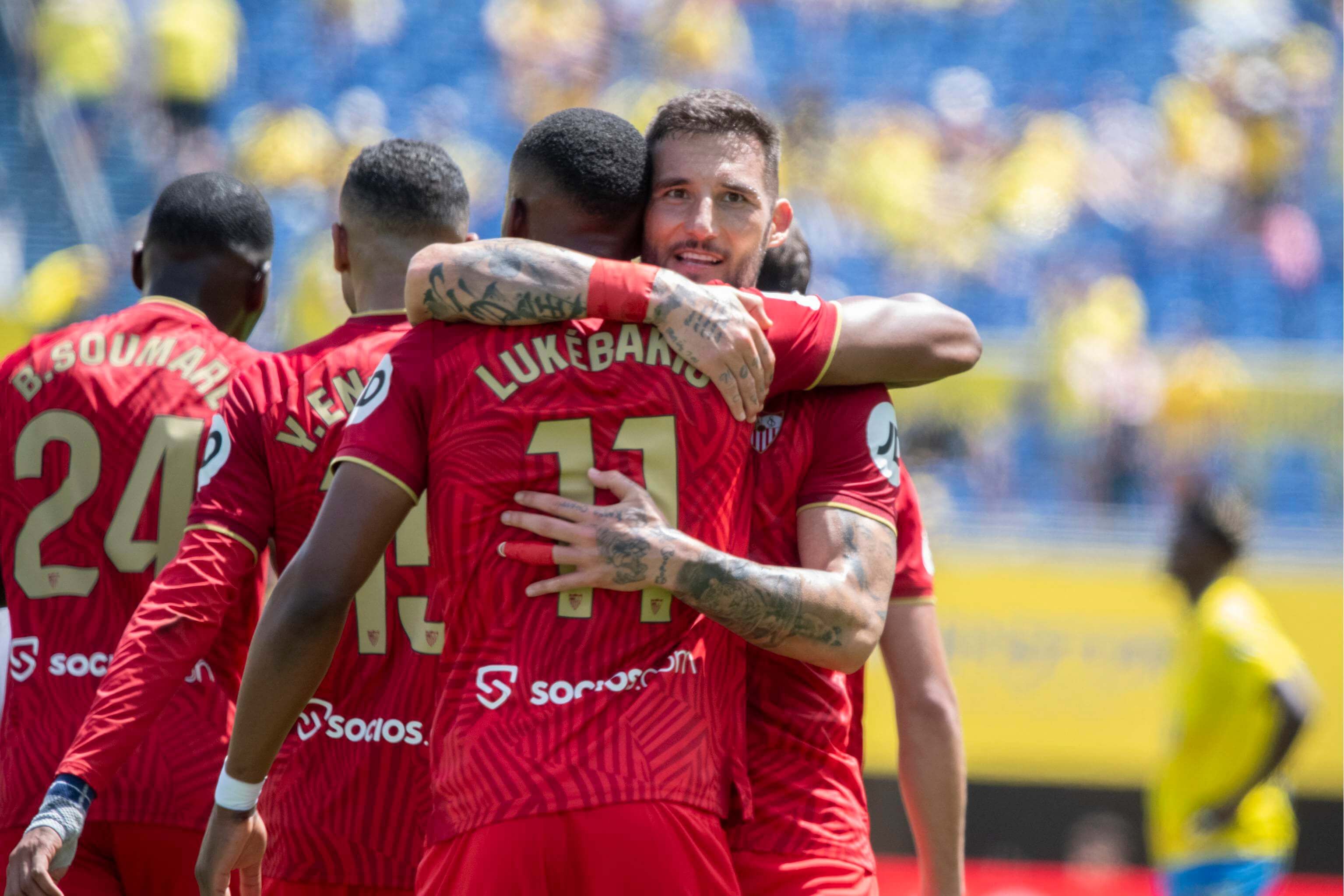  Gudelj, celebrando el gol de Lukebakio.
