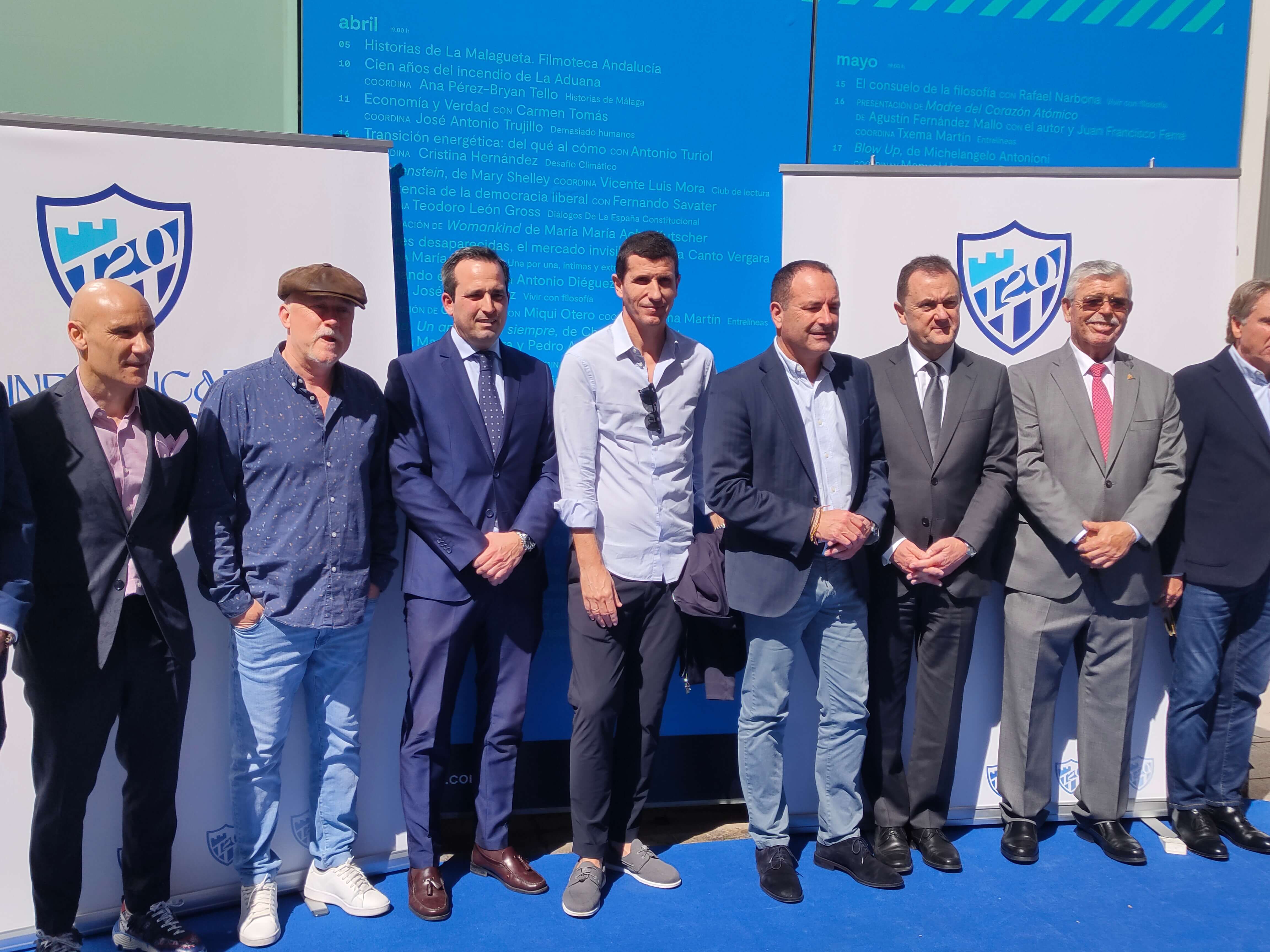  Javi Gracia, en el centro de la imagen, antes del acto conmemorativo del 120 aniversario. (A.F.L)