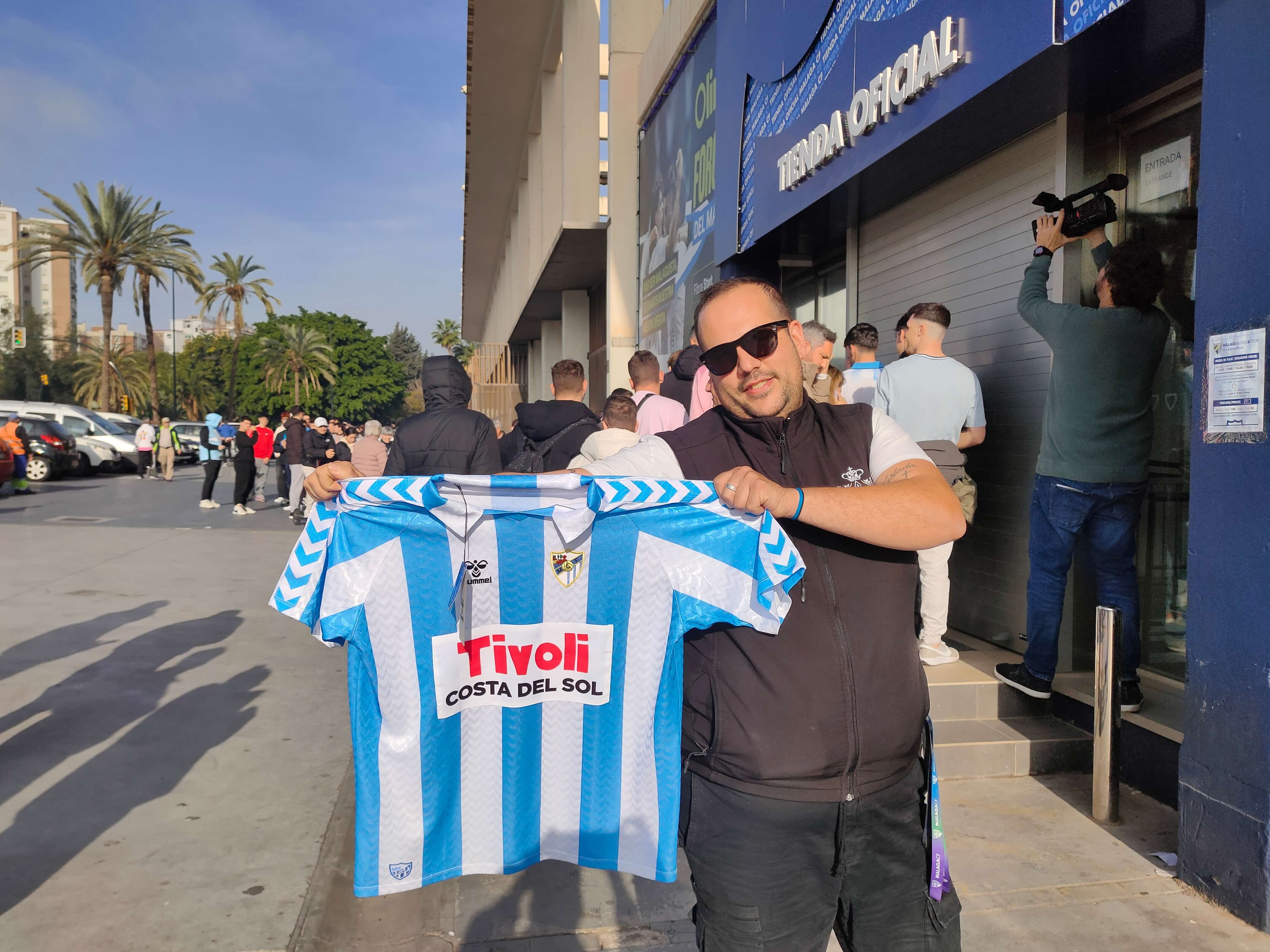  Éxitazo en el primer día de ventas de la camiseta retro del Málaga. (A.F.L)
