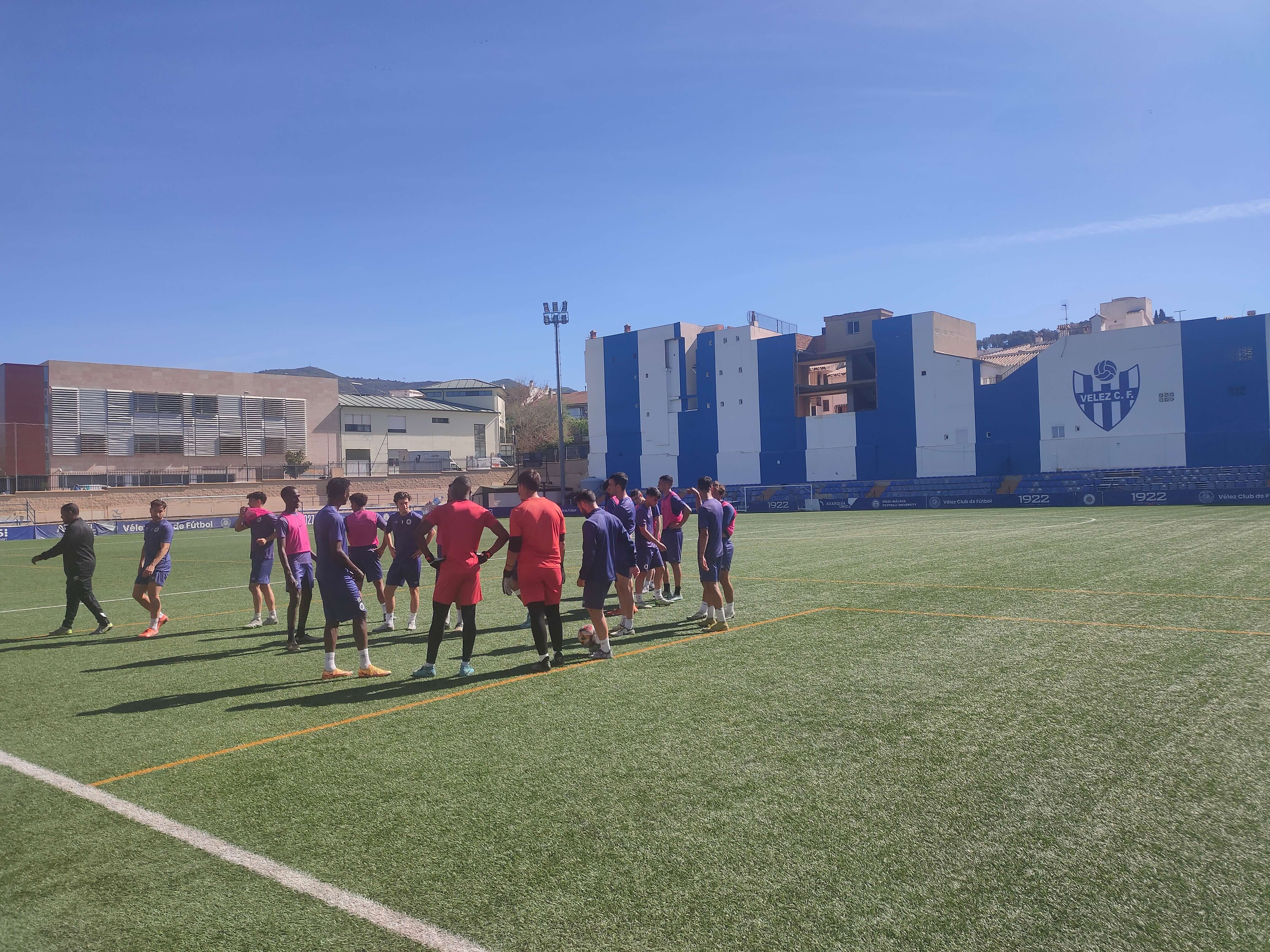  El Vélez, reunido tras un entrenamiento con Catanha al frente.