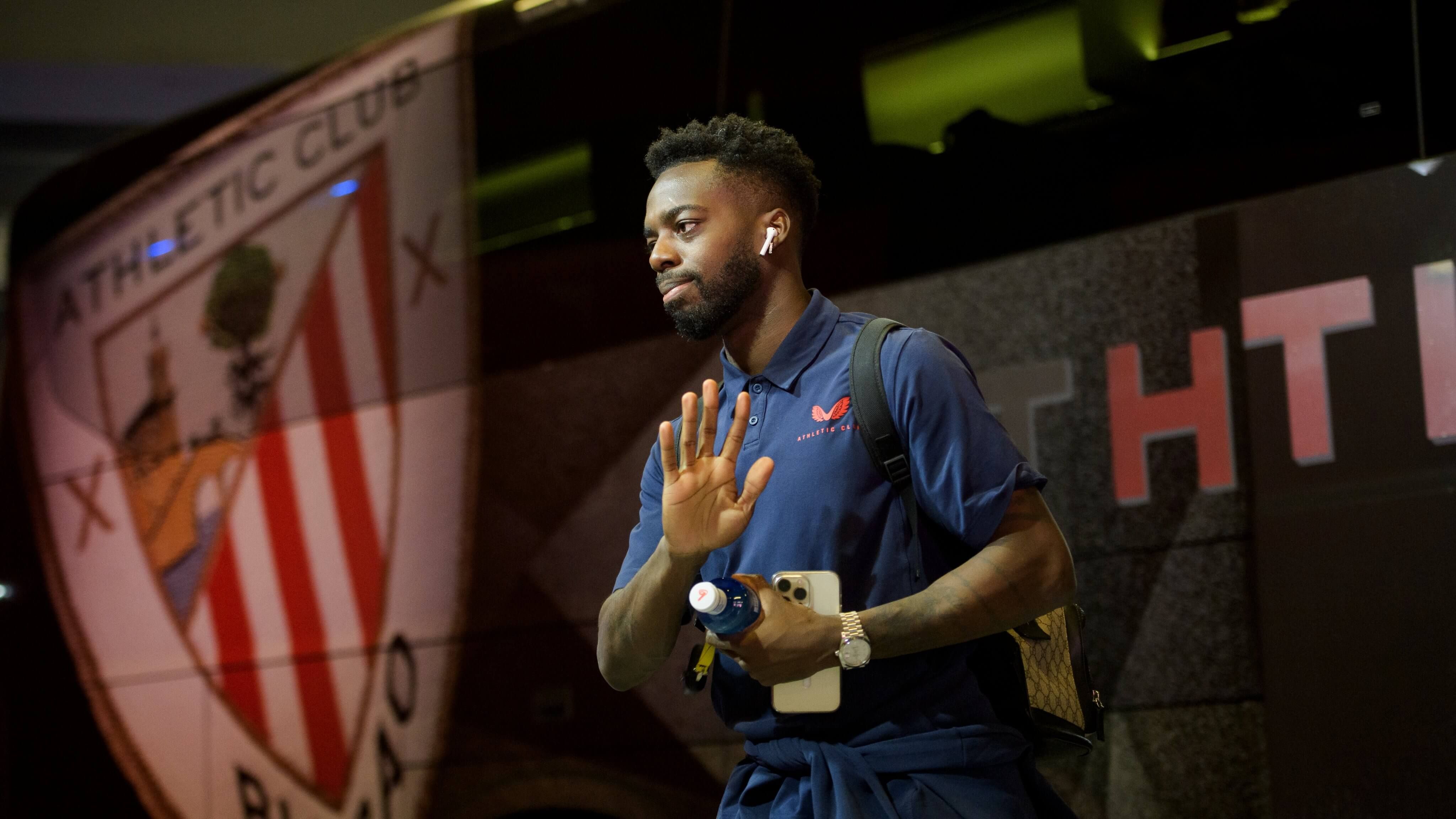  Iñaki Williams saluda al llegar del autobús a San Mamés para enfrentarse al CA Osasuna.