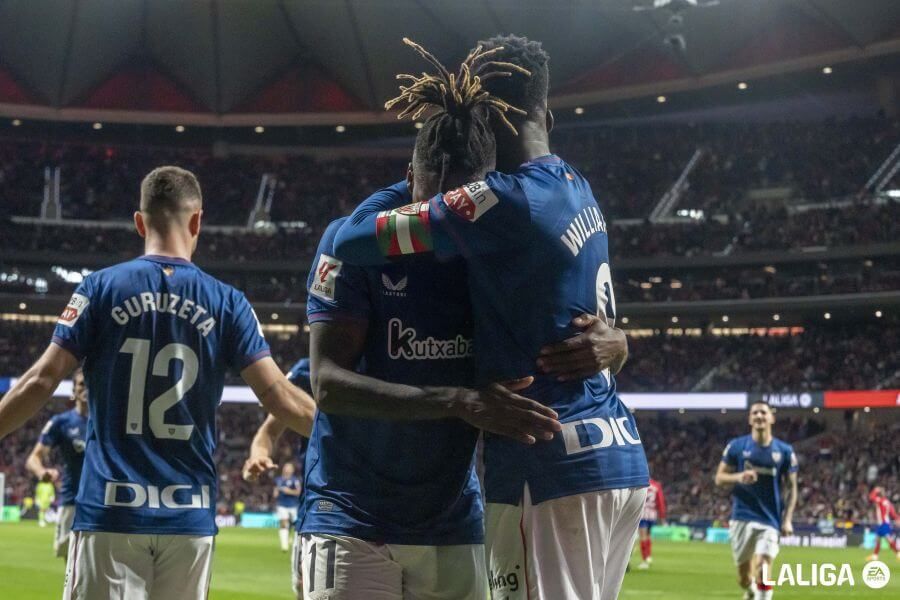 Una noche intensa: Iñaki Williams abraza a su hermano Nico Williams en el estadio Metropolitano.