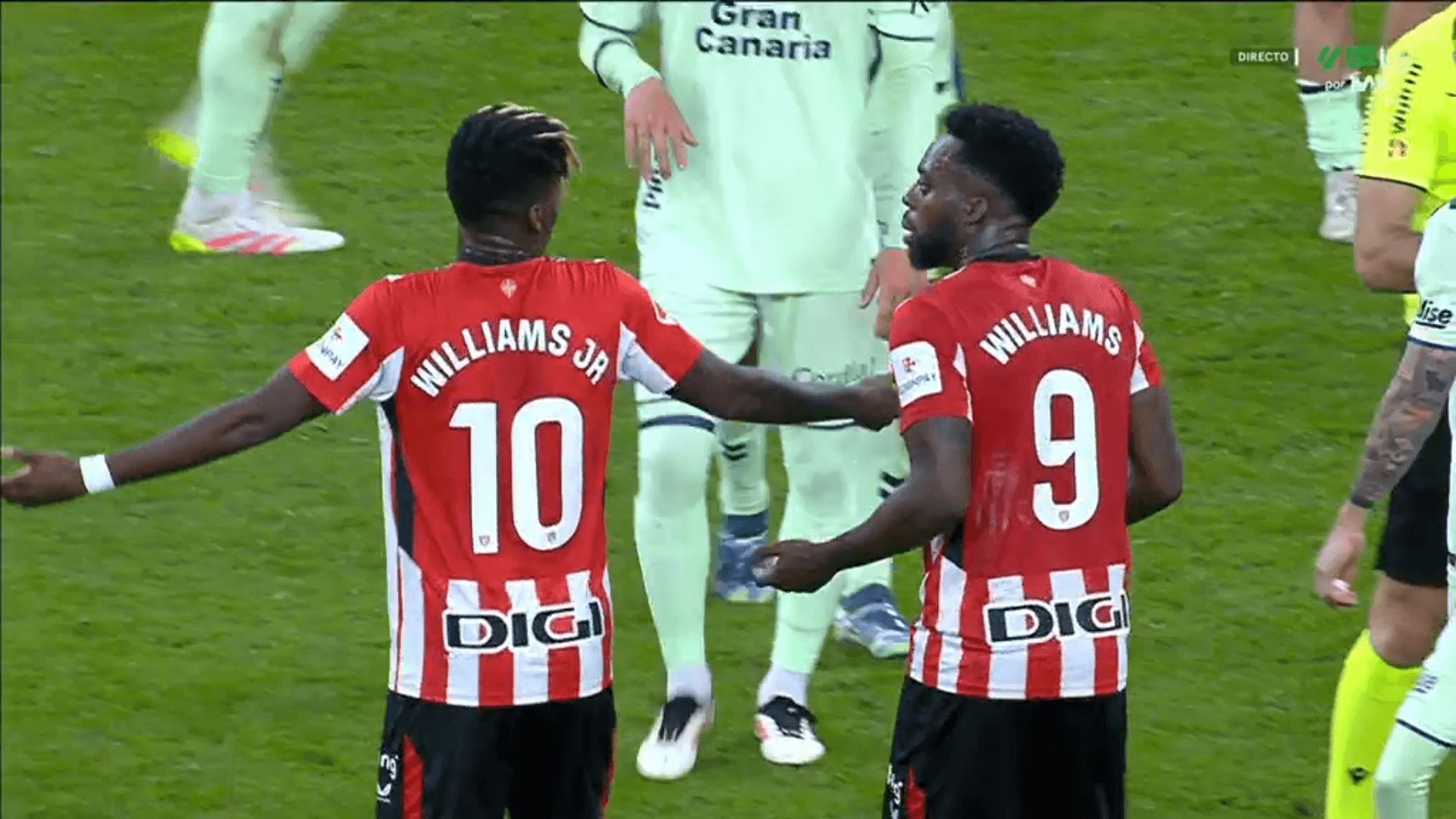  Iñaki Williams y Nico Williams, enfadados tras el partido ante la UD Las Palmas en San Mamés.
