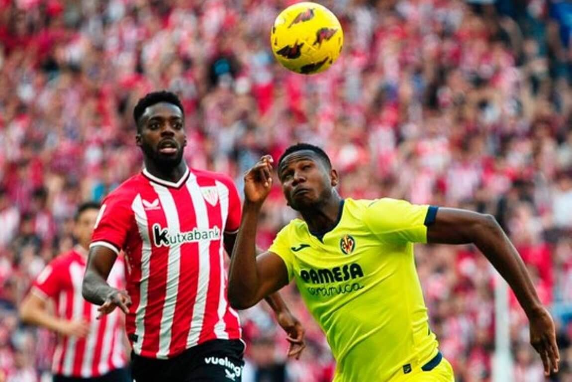  Iñaki Williams pelea ante Mosquera, del Villarreal CF, este domingo en San Mamés.