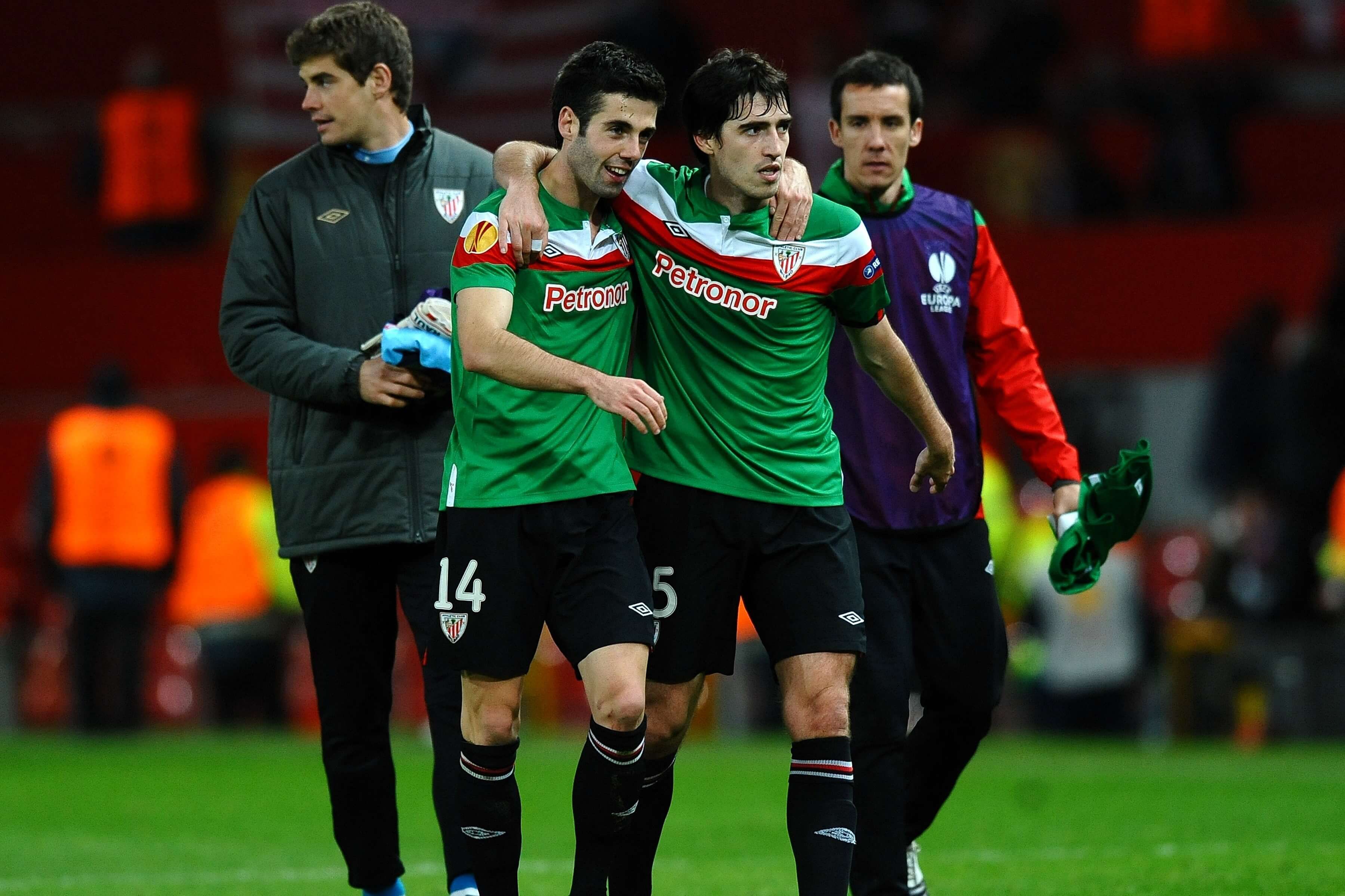  Markel Susaeta y Andoni Iraola en la victoria de 2012 en Old Trafford ante el Manchester United.
