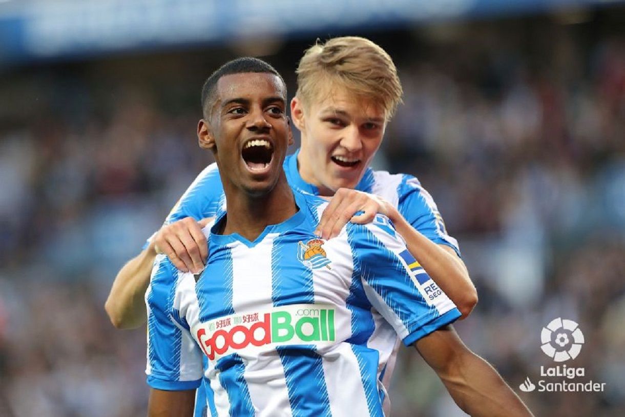  Alexander Isak y Martin Odegaard celebran un gol con la Real Sociedad.