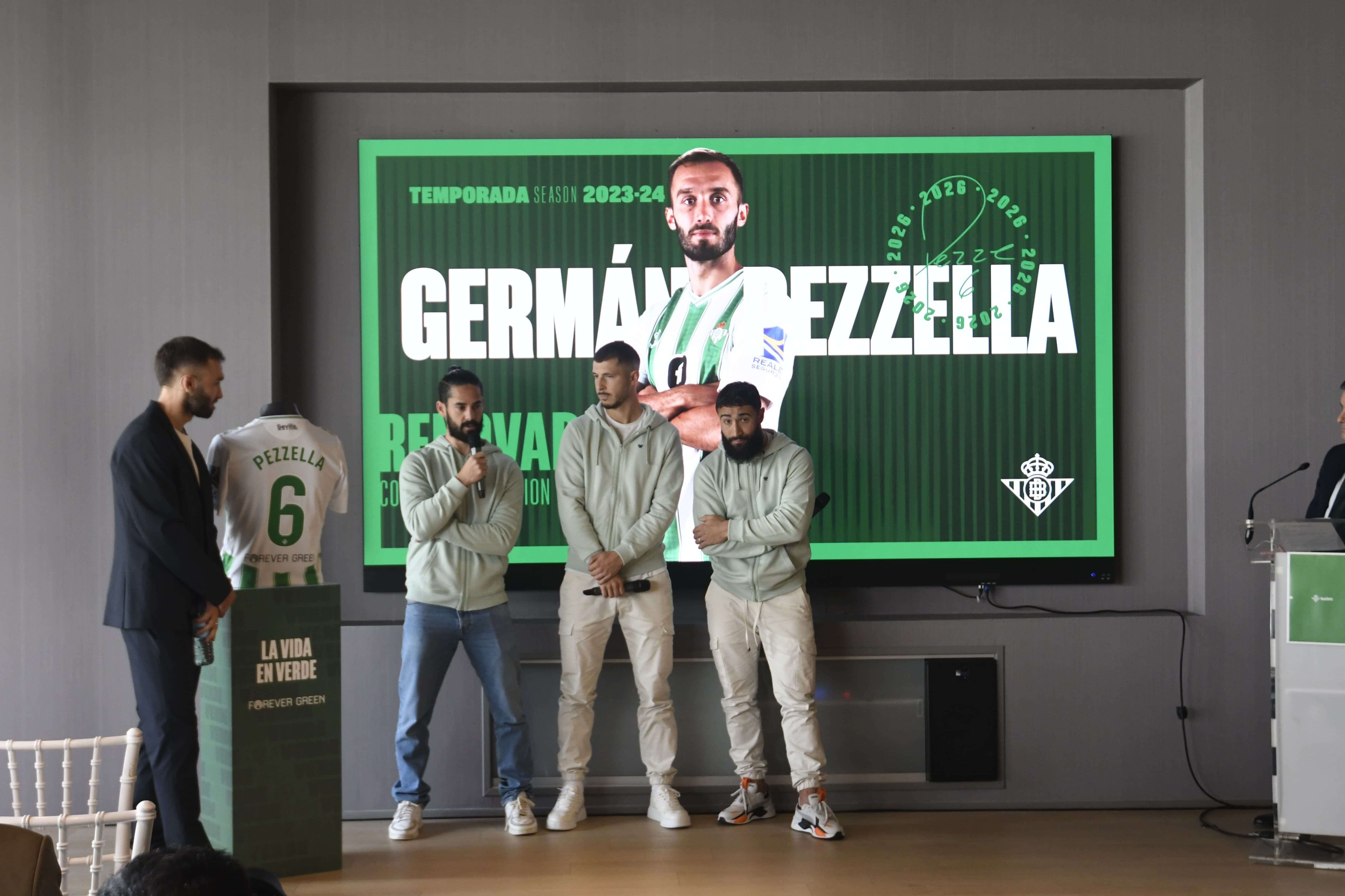 Isco habla en el acto de renovación de Pezzella.