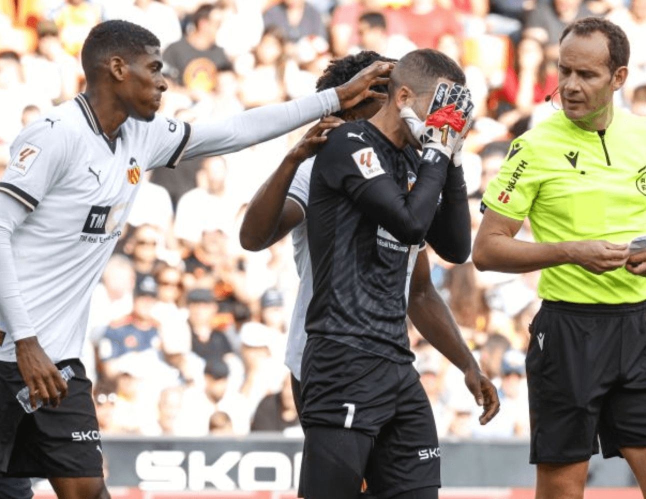 Jaume Doménech abatido y entre lágrimas se va de Mestalla