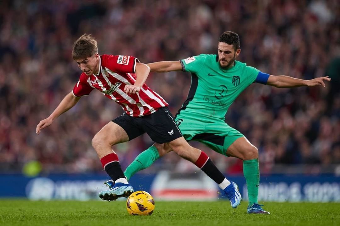  Mikel Jauregizar batalla ante Koke del Atlético en San Mamés.