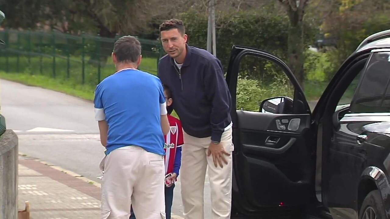 Óscar de Marcos se para a firmar a la salida de Lezama (Imagen: ElDesmarque).