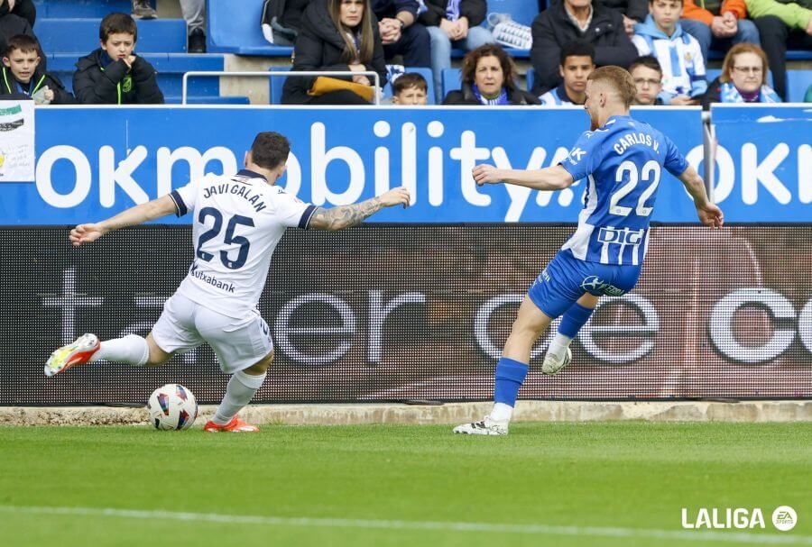  Javi Galán completó un buen partido en Vitoria.