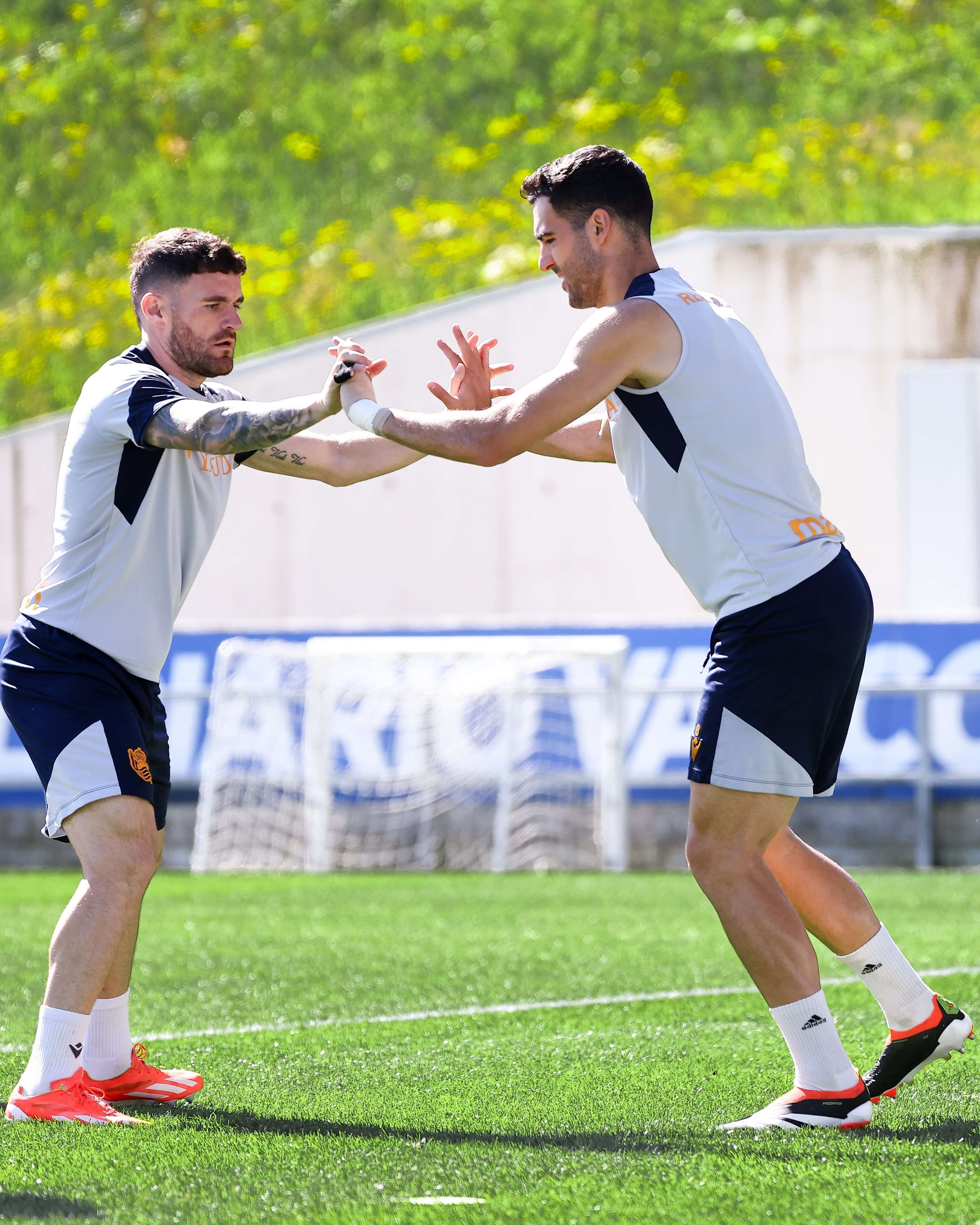  Javi Galán y Mikel Merino, en un entrenamiento en Zubieta.