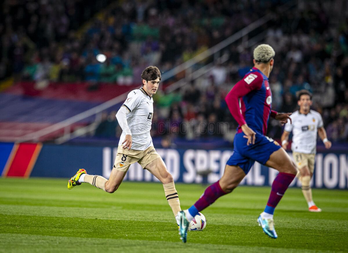  Javi Guerra, ante el FC Barcelona.