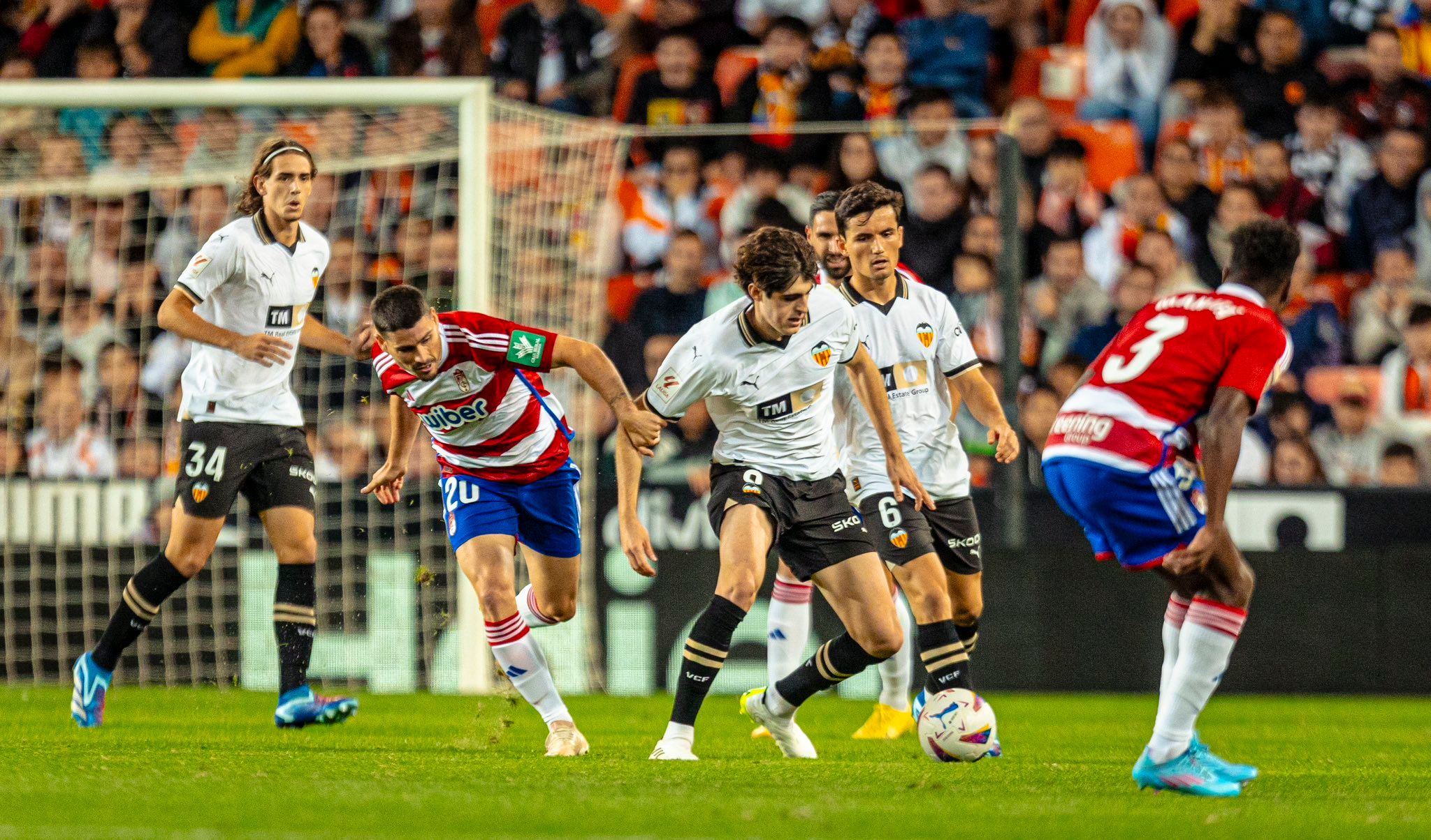  Javi Guerra ante el Granada
