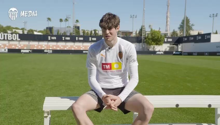  Javi Guerra habla en el homenaje valencianista del 8M.