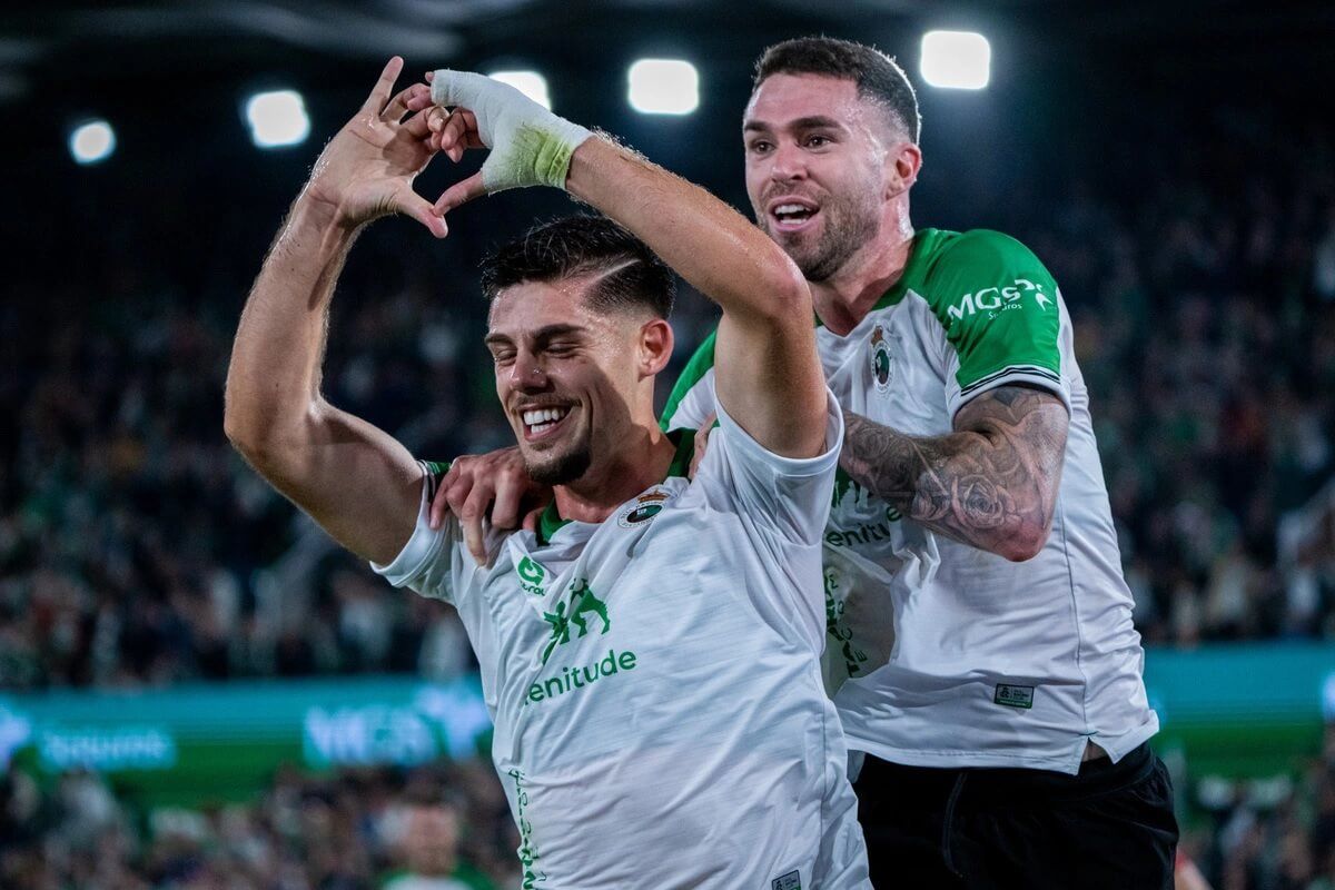Javi Montero celebra un gol en el Racing-Burgos (Foto: RCC).