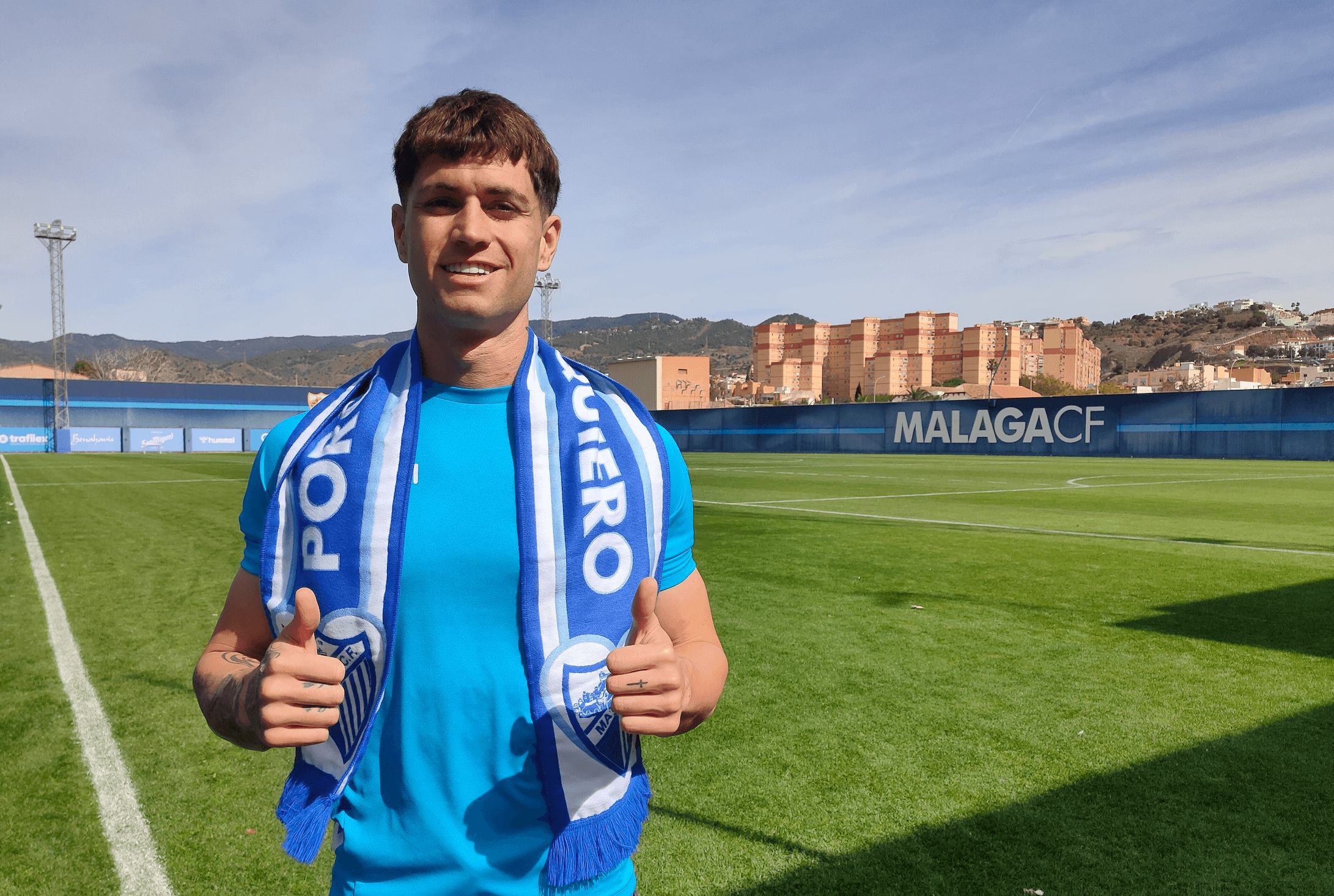 Javier Avilés, atacante del Málaga, posa en el anexo para ElDesmarque. (A. Fuentes)