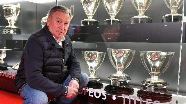 Javier Clemente posa juntos a los Trofeos del club rojiblanco en el Museo de San Mamés.
