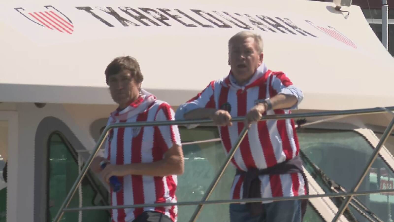  Javier Clemente y Julio Salinas, en la embarcación de los campeones de 1984.