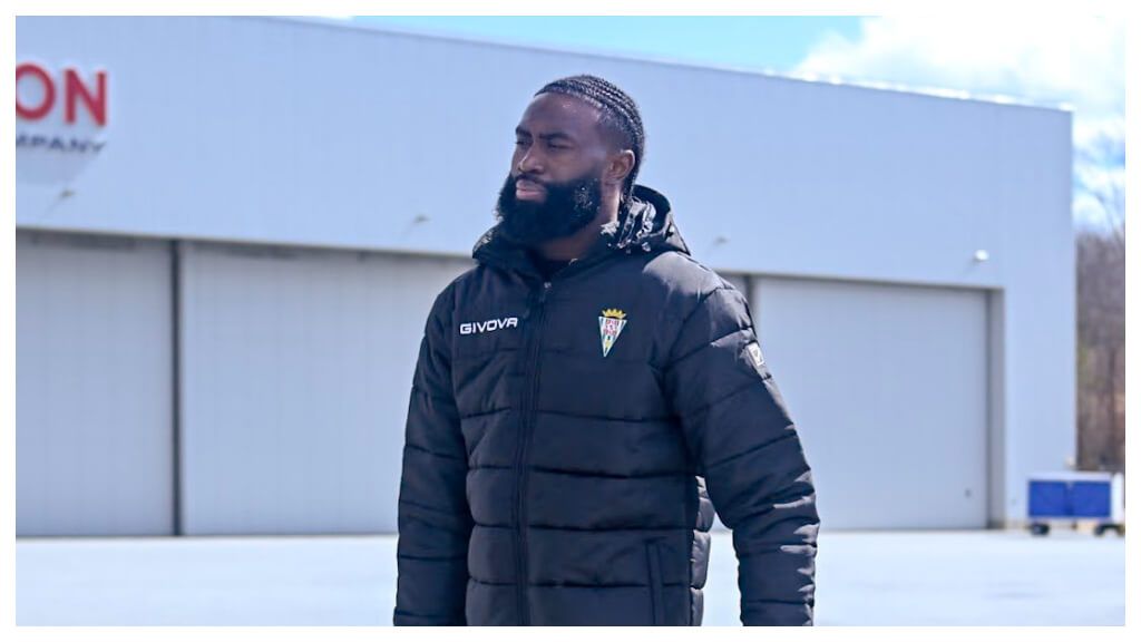  Jaylen Brown, jugador de los Boston Celtics, con un abrigo del Córdoba (foto: @celtics).