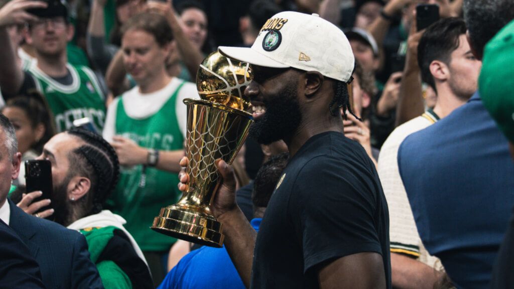  Jaylen Brown con el MVP de las finales (Fuente: @celtics)