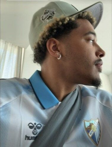  Jeremy Sochan, con la camiseta del Málaga durante su estancia en la Costa del Sol (Foto: Instagram