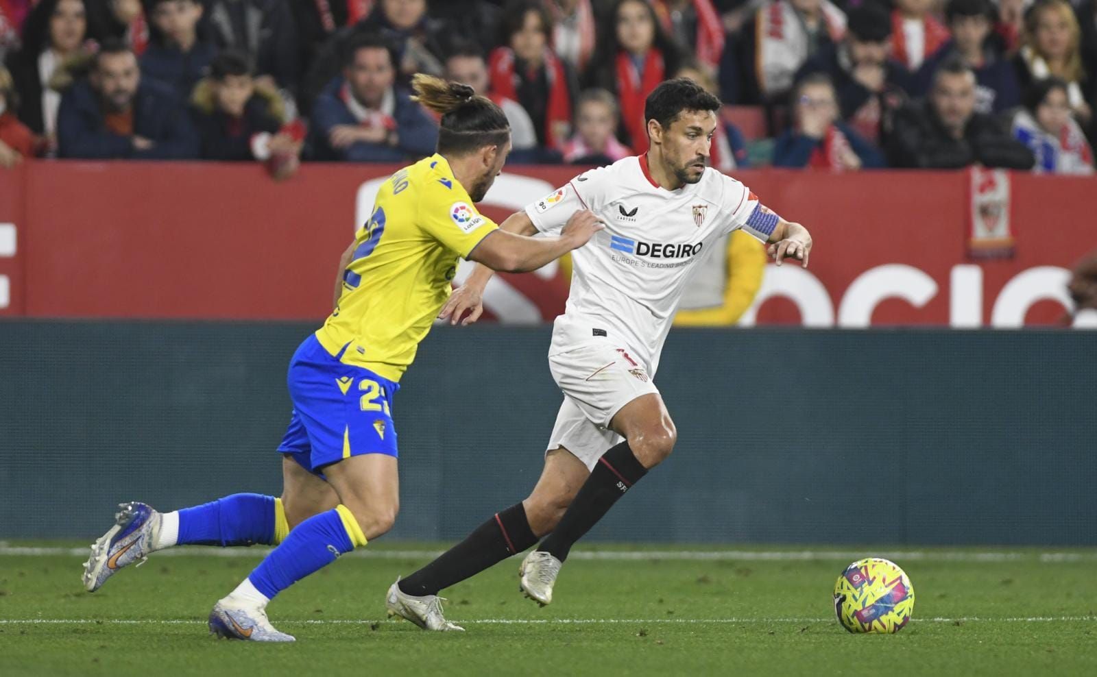Jesús Navas con la pelota