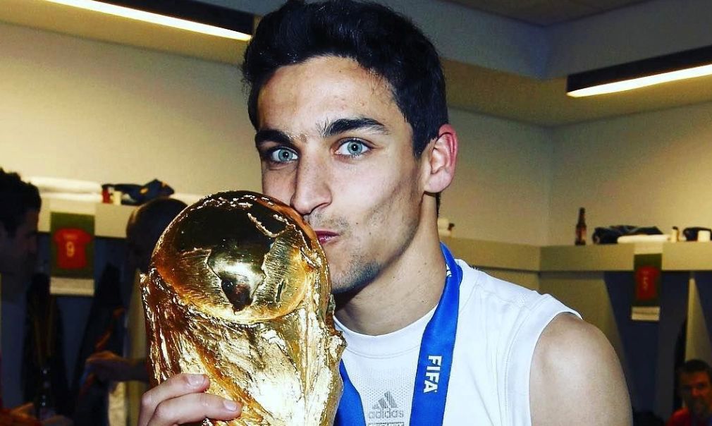  Jesús Navas con la Copa del Mundo lograda en Sudáfrica.