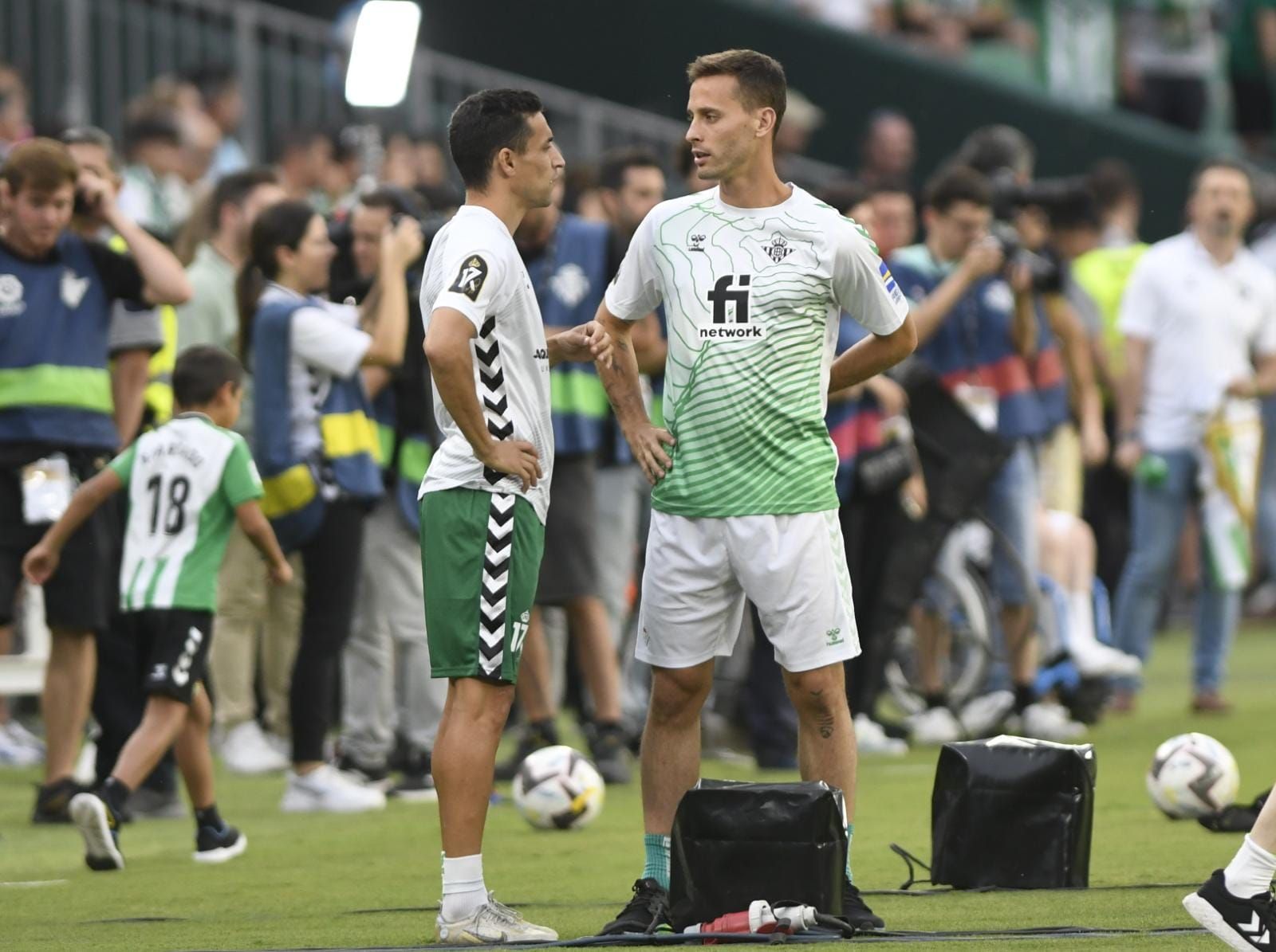Jesús Navas y Sergio Canales, en el homenaje a Joaquín