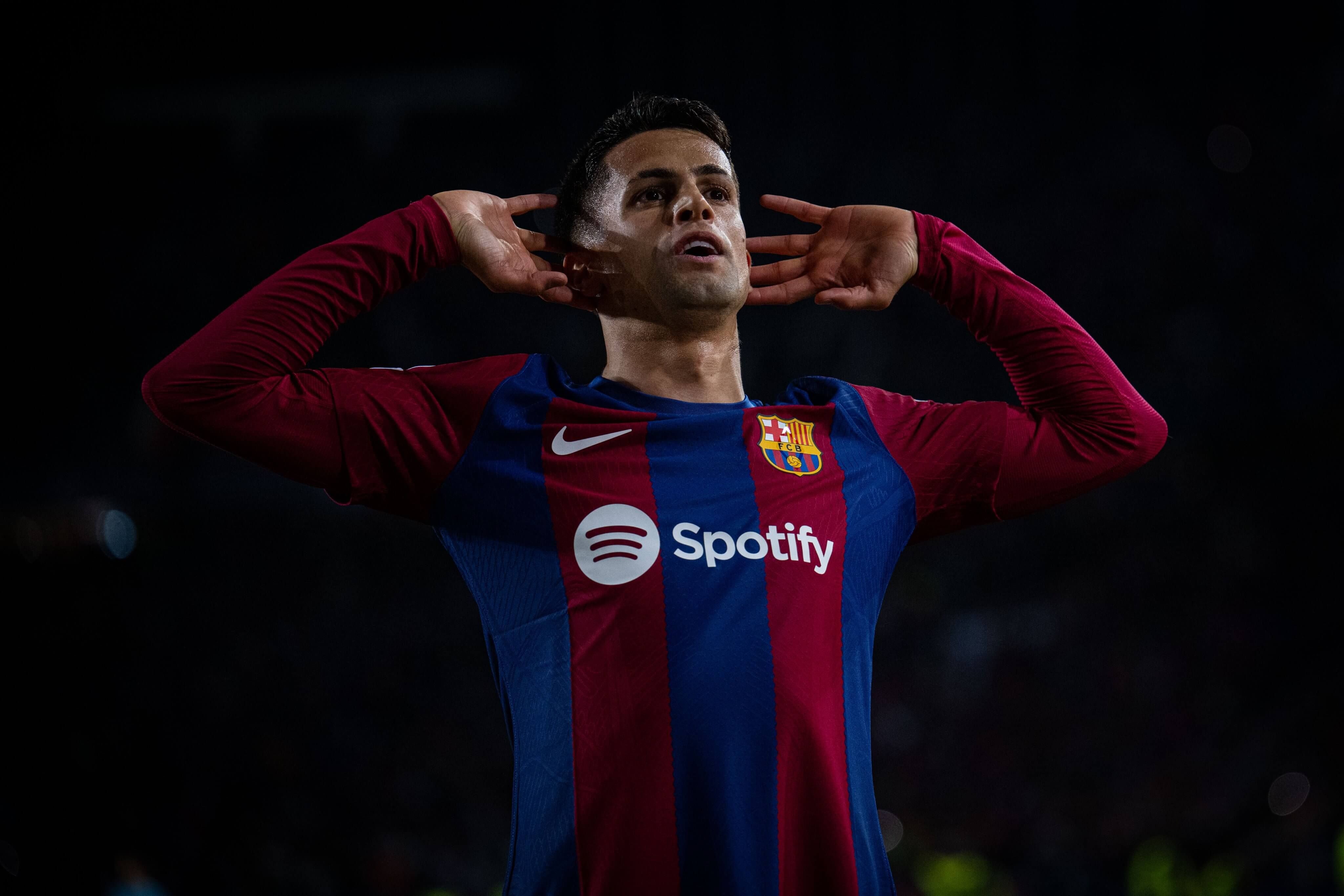 Joao Cancelo celebrando su gol en el Barça-Nápoles.